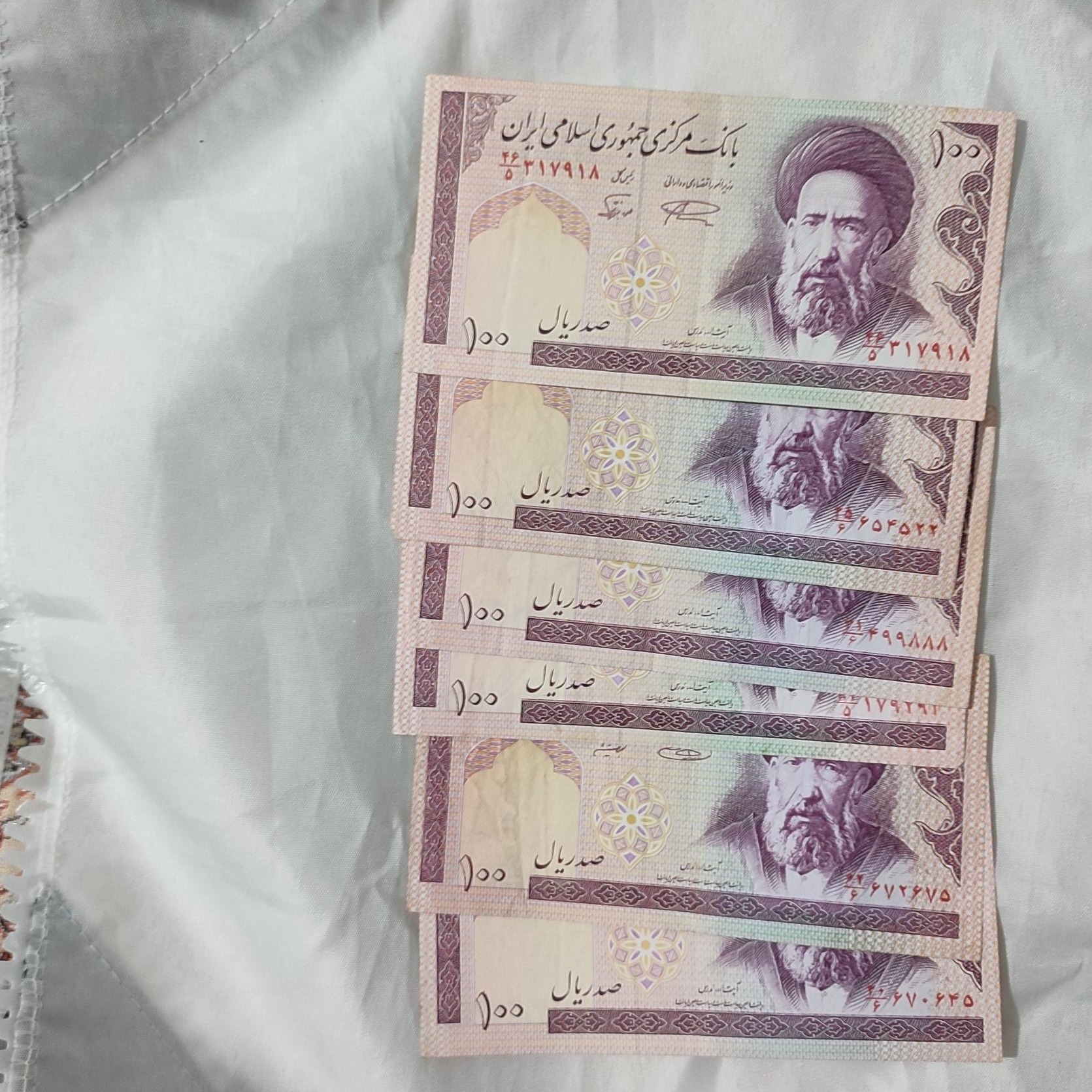 5عدد اسکناس 200ریالی 6عدد اسکناس 100ریالی