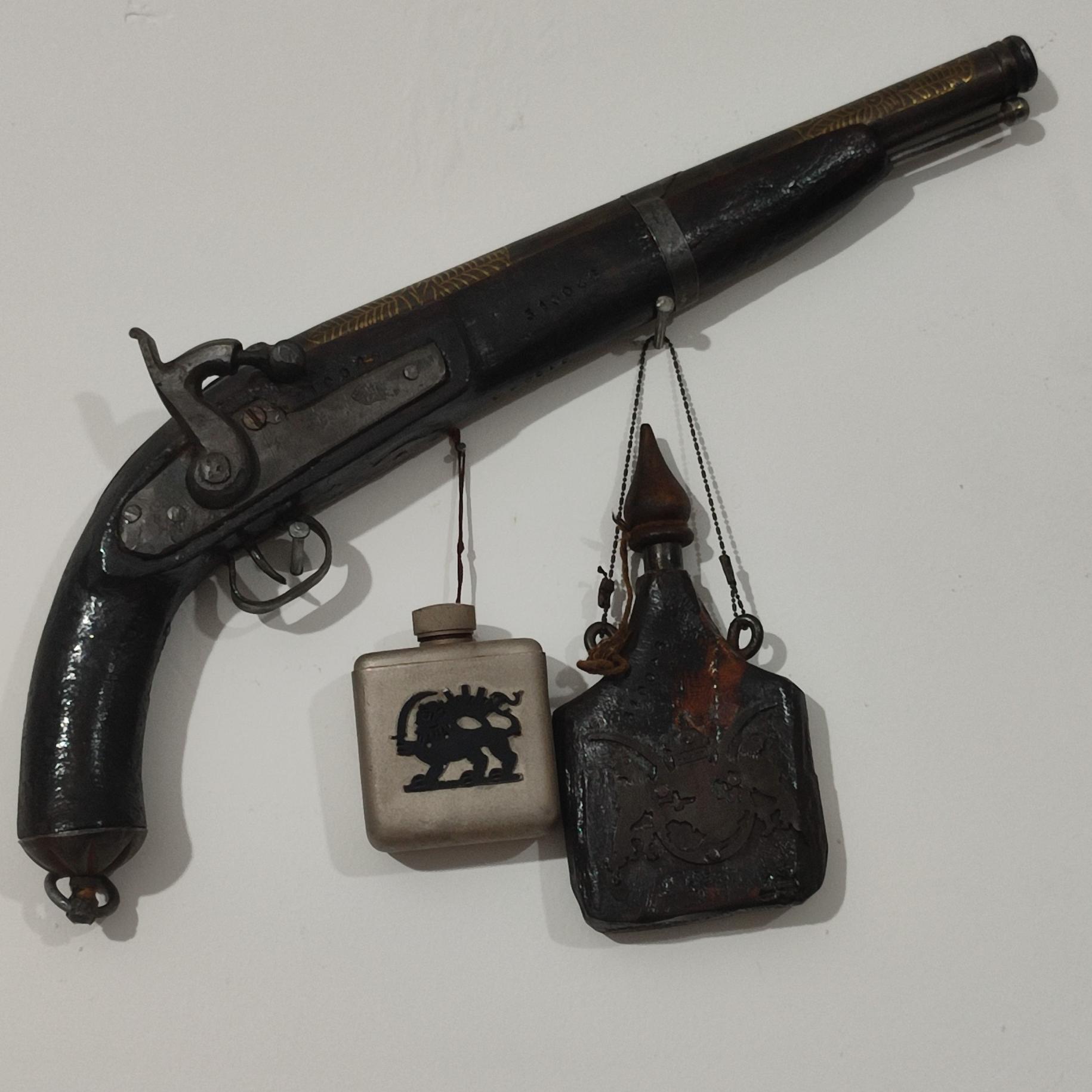 تپانچه طلا کوب با روغن دان برنجی وباروت دان