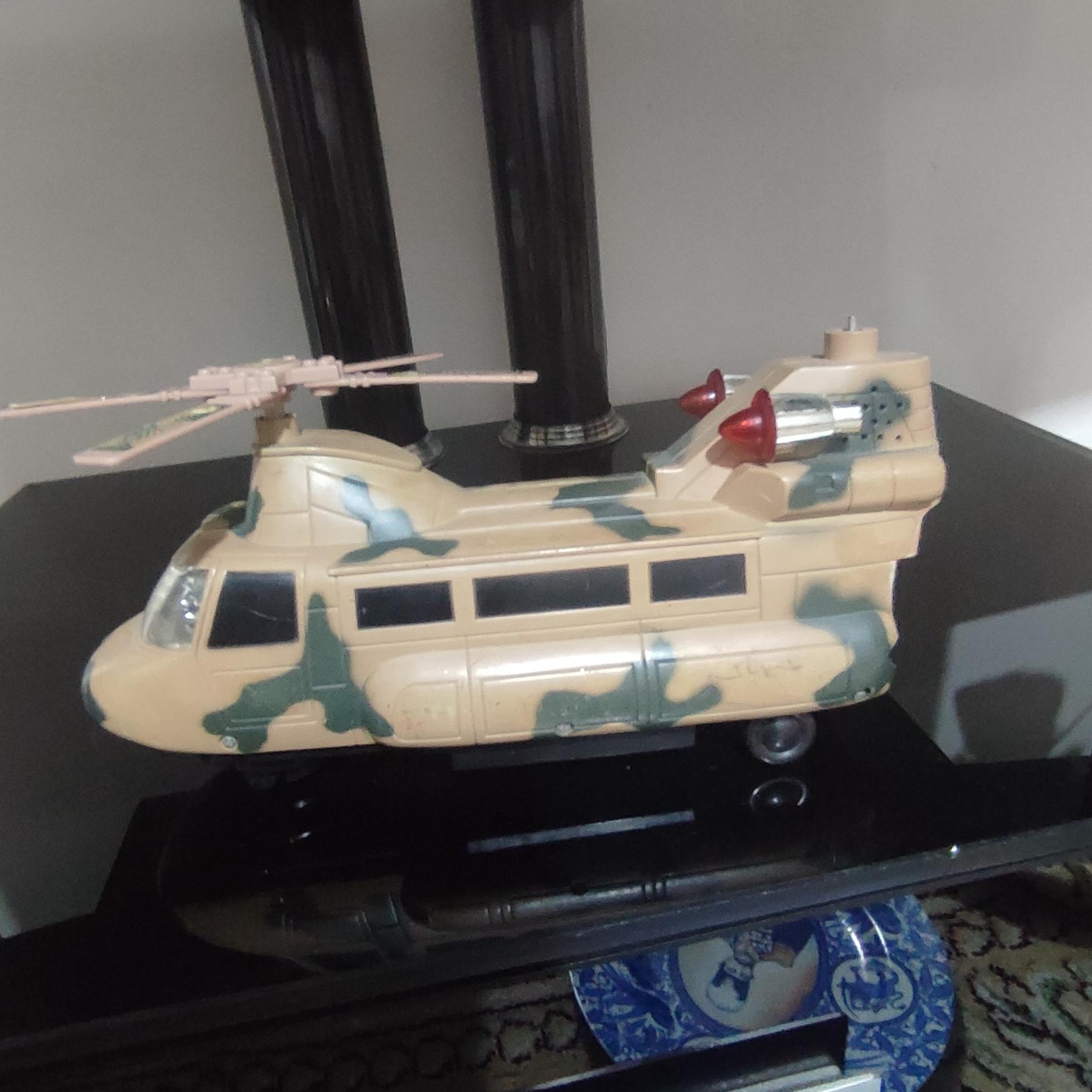 اسباب بازی هلیکوپتر با باتری کار میکنه