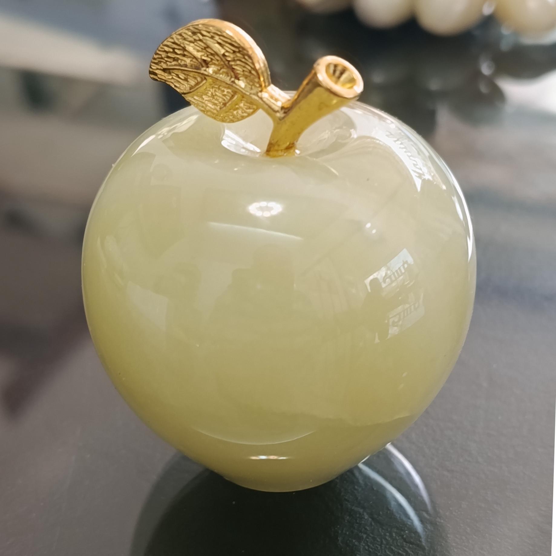 سیب سنگی طبیعی زیبا خوشرنگ