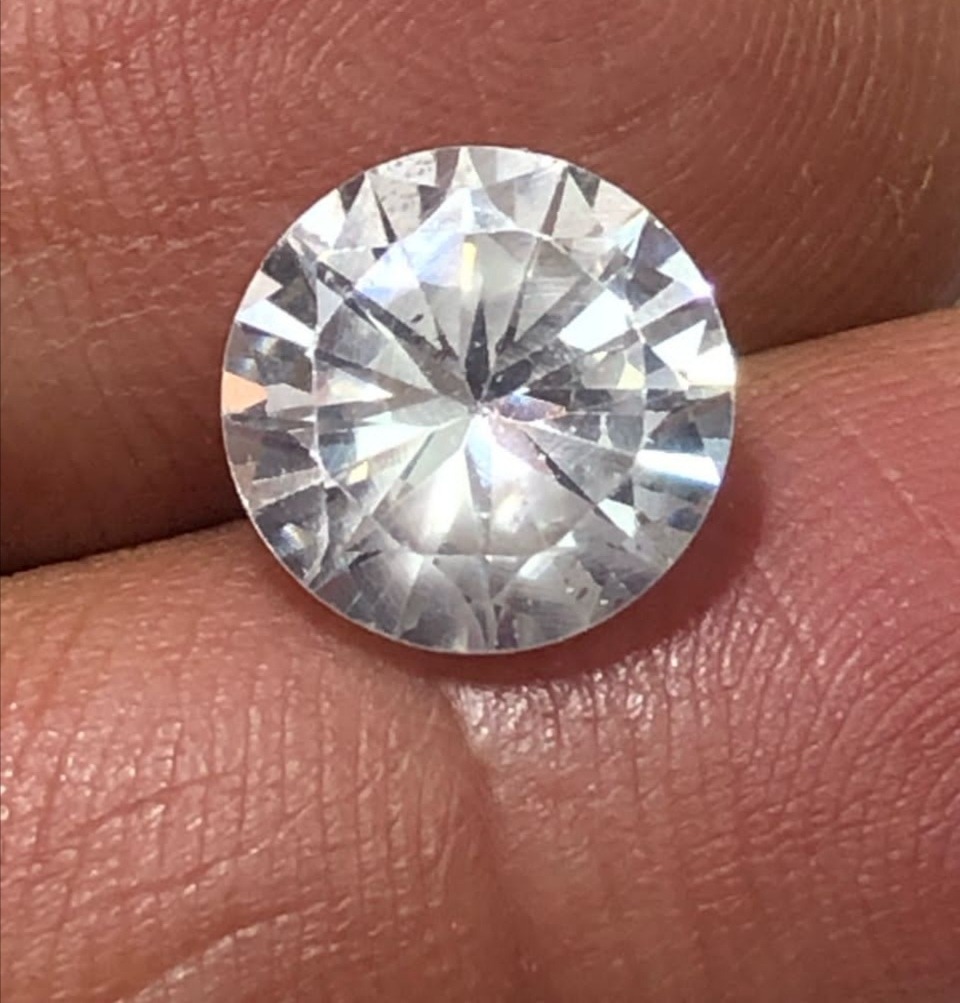 نگین موزانایت 1 قیراط ی پرتلالو