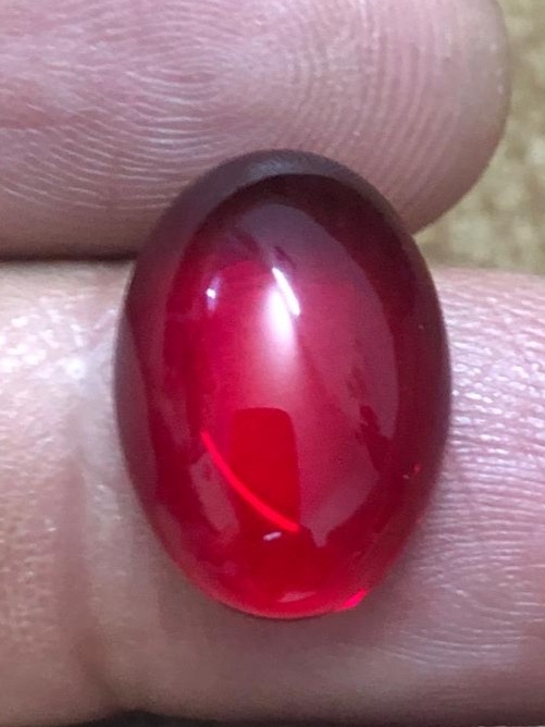 نگین سرخ زیبا