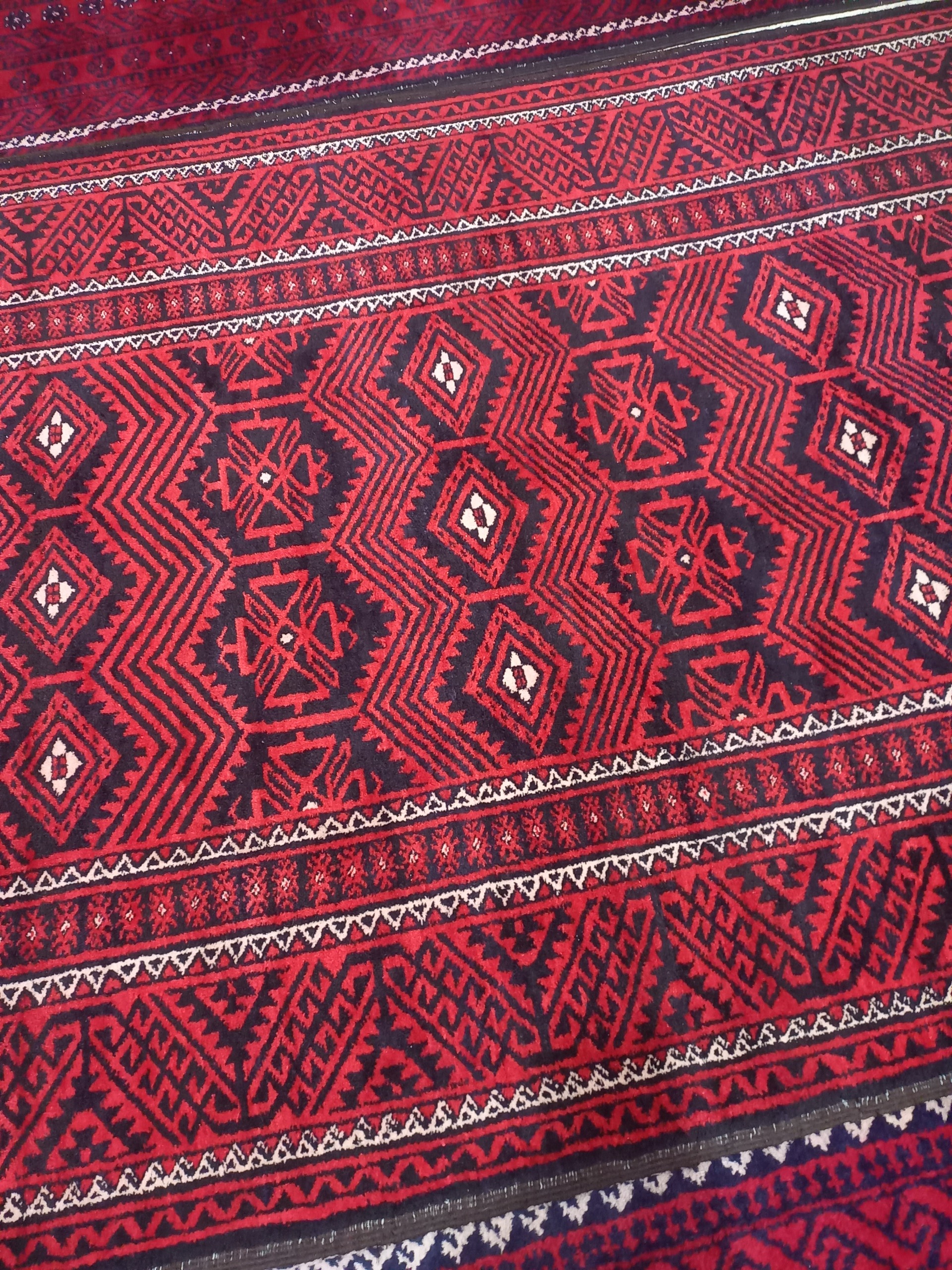 قالی دستباف قدیمی
