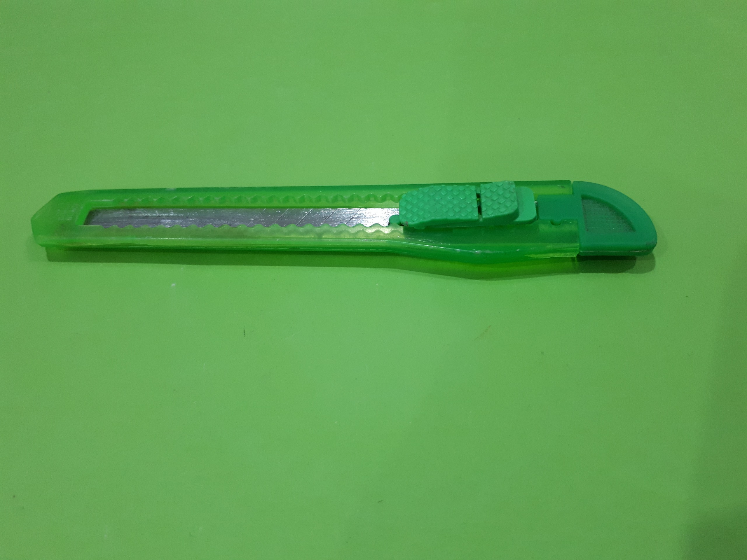 کاتر دسته پلاستیکی سبز