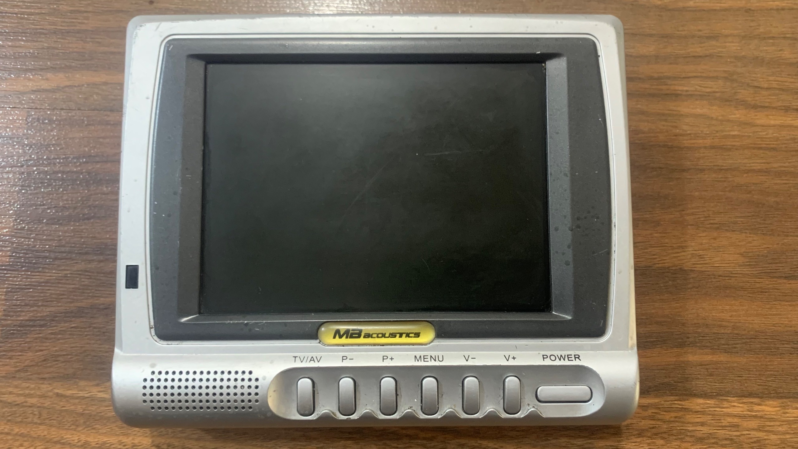 تلوزیون کوچک قدیمی مسافرتی