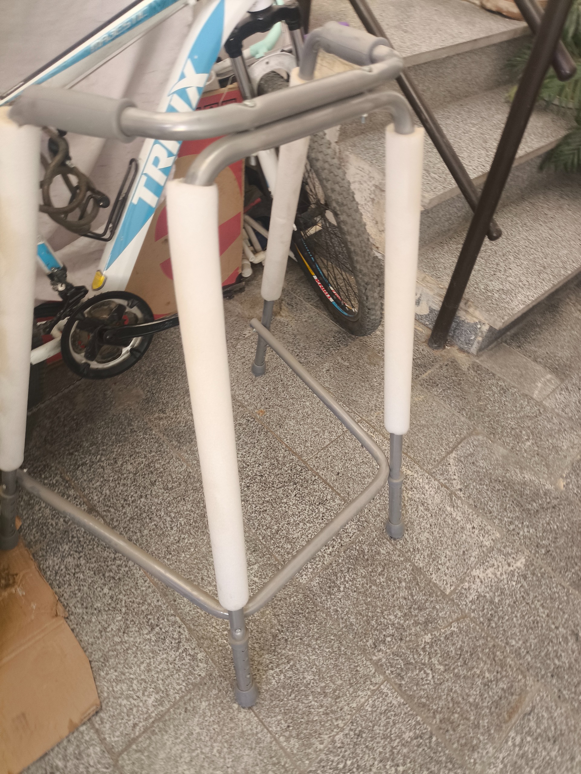 واکر برای افراد معلول و ناتوان جسمی و میانسال