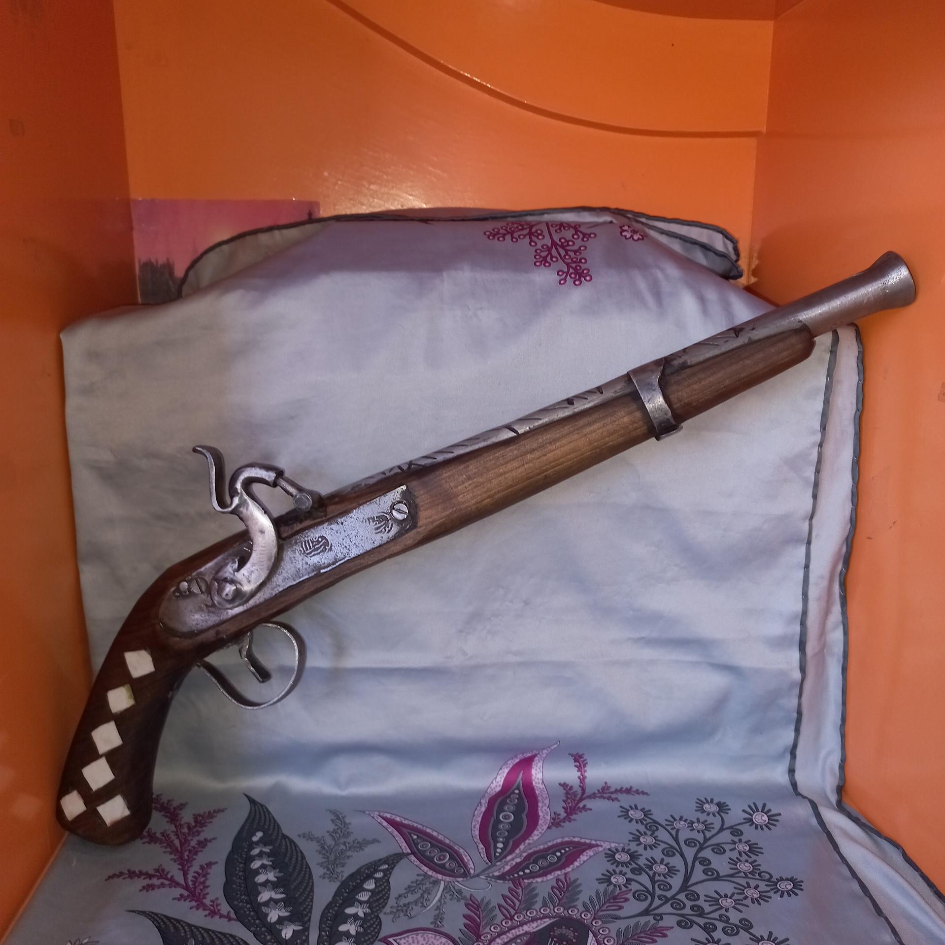 تپانچه قدیمی پهلوی مهر دار