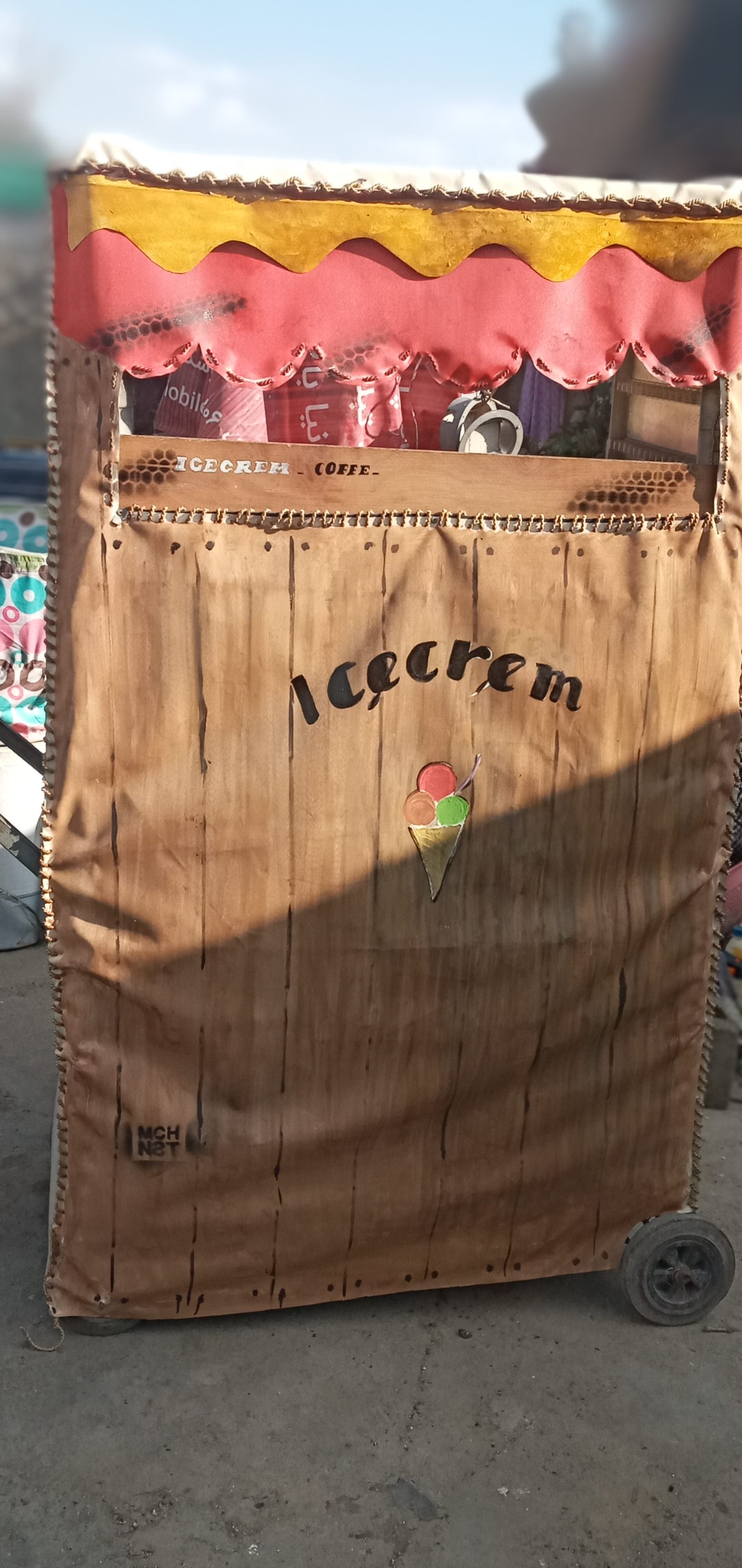 گاری چهار چرخ یا دکه سیگار فروشی