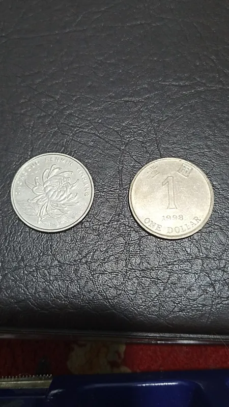 دو سکه از چین و هنگ کنگ