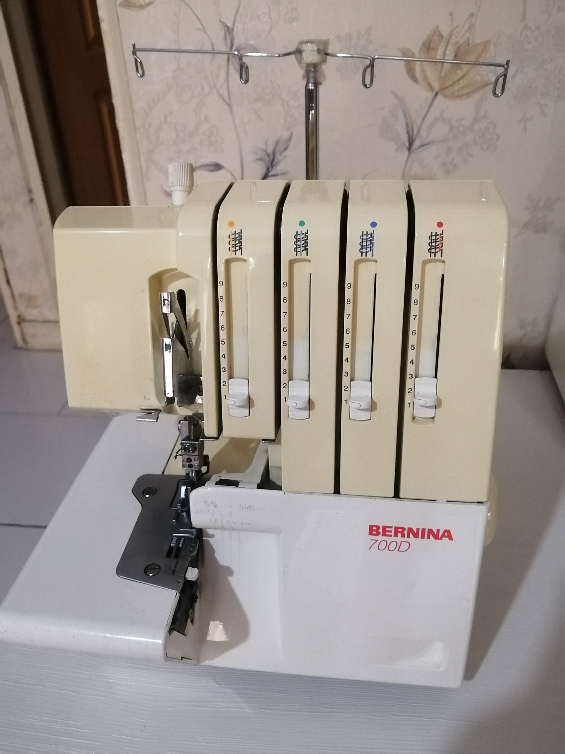 چرخ خانگی سردوز برنینا 700D