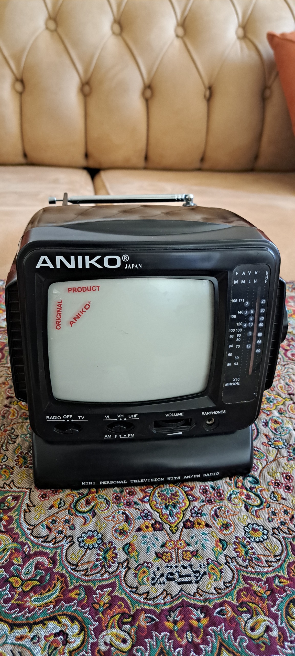 تلویزیون قدیمی کوچک تمیز (توضیح)