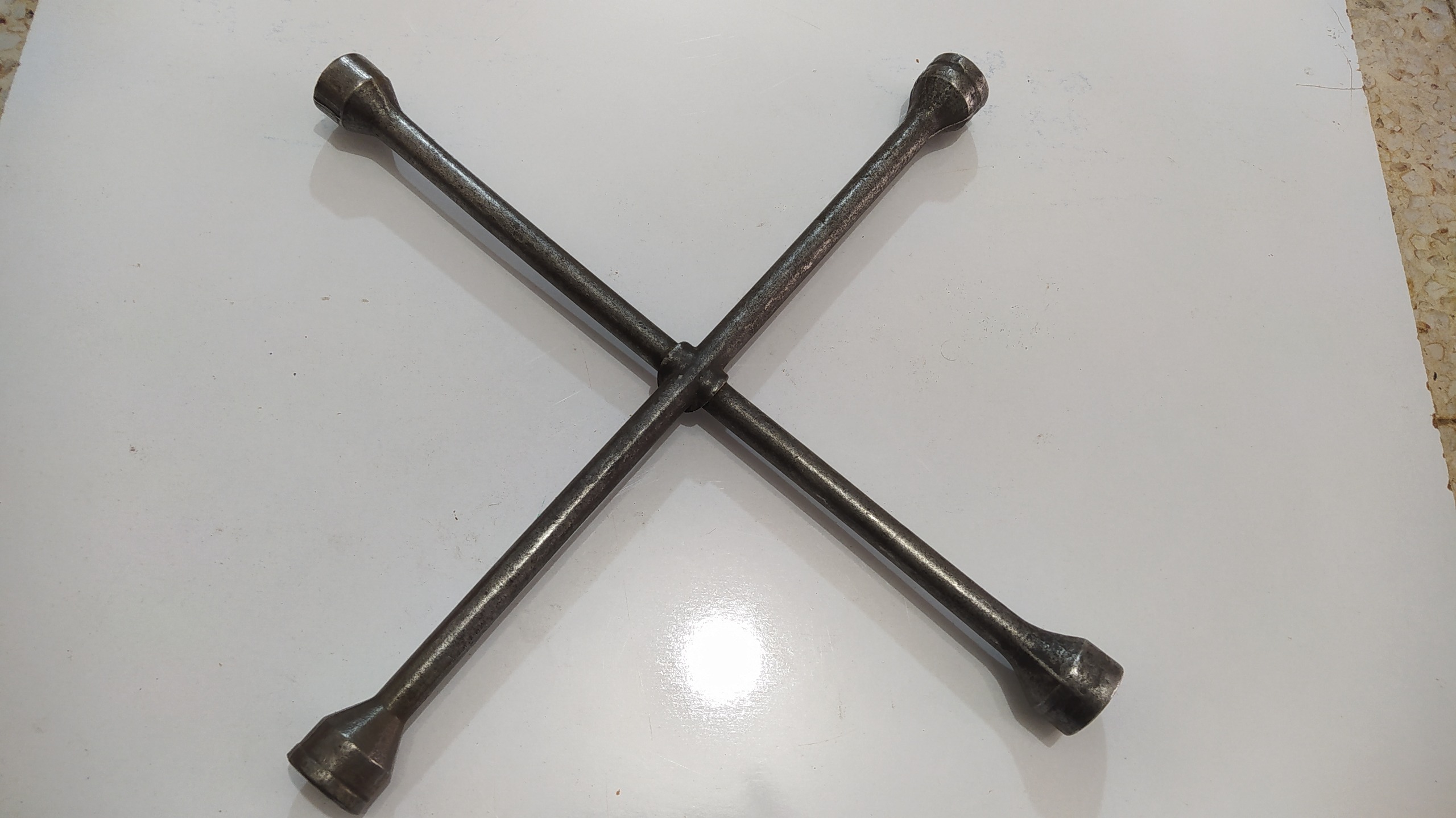 آچار چرخ فولادی سالم و زیبای چهار پر