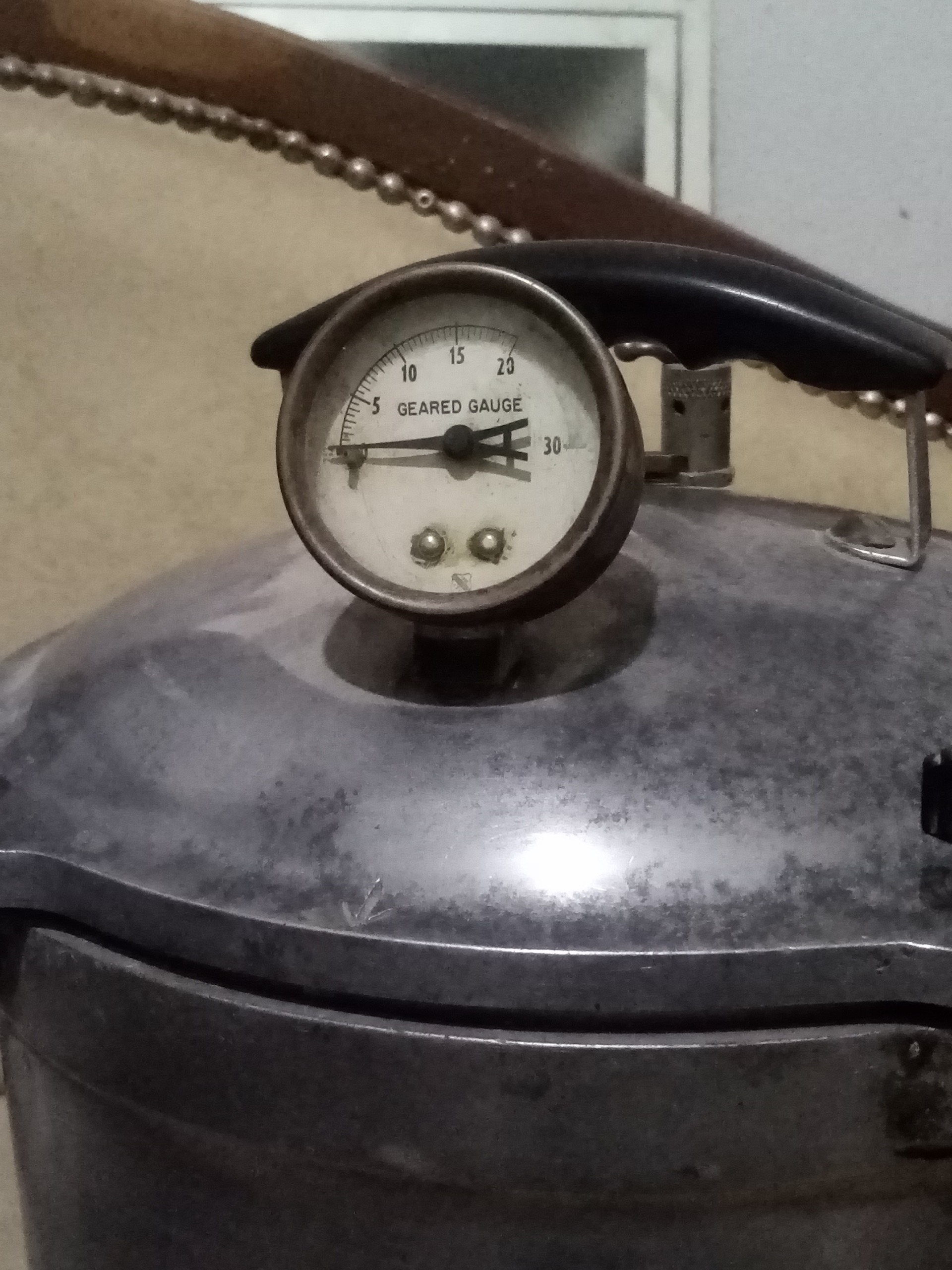 دیگ عقربه ا ی فدیمی