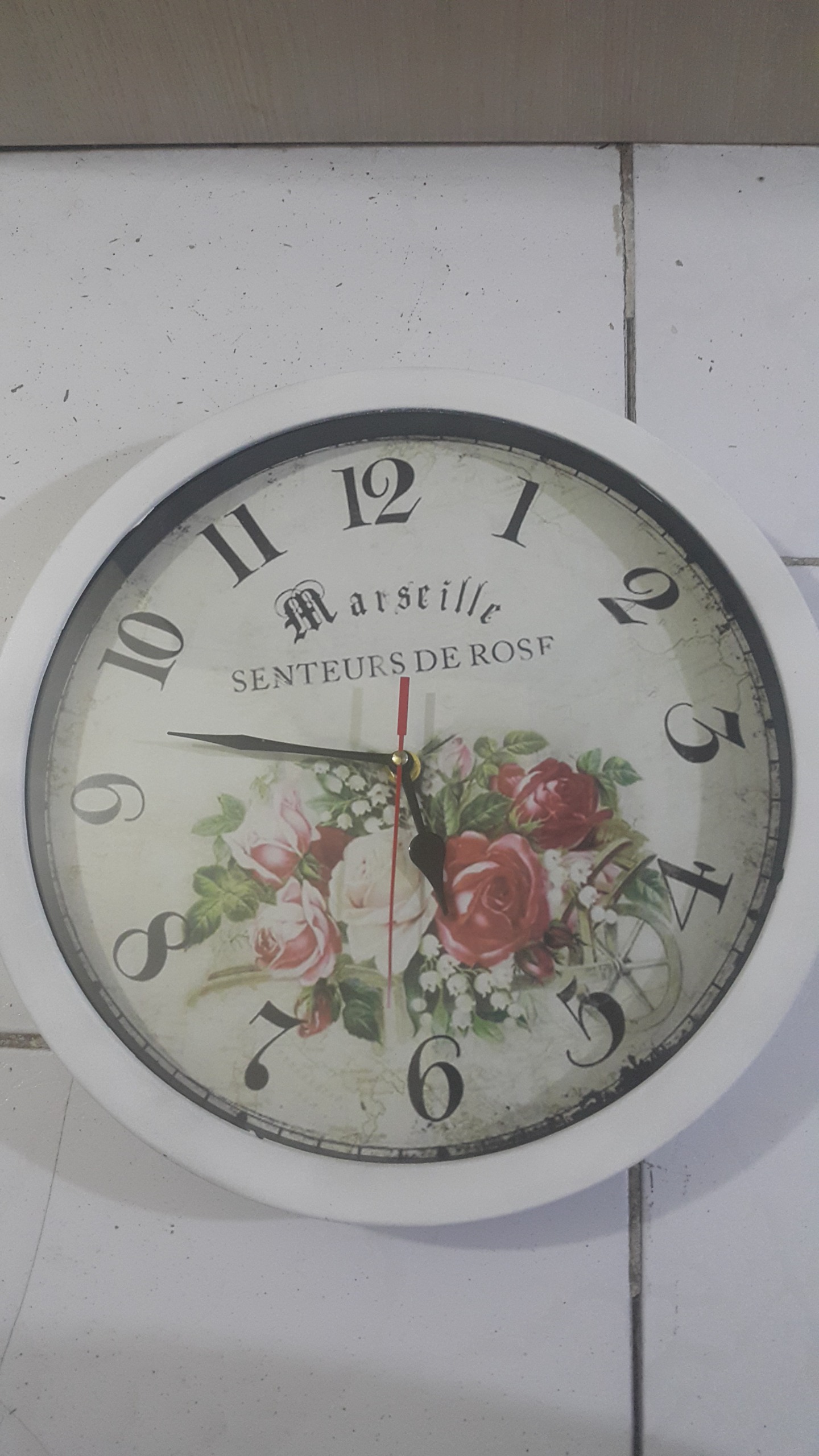 ساعت دیواری گرد طرح دار دور سفید