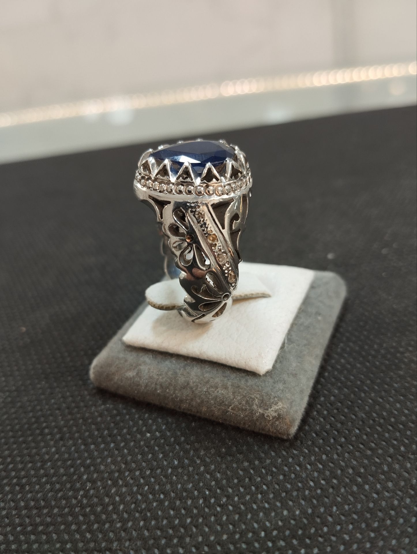 انگشتر نقره مردانه با سنگ یاقوت کبود