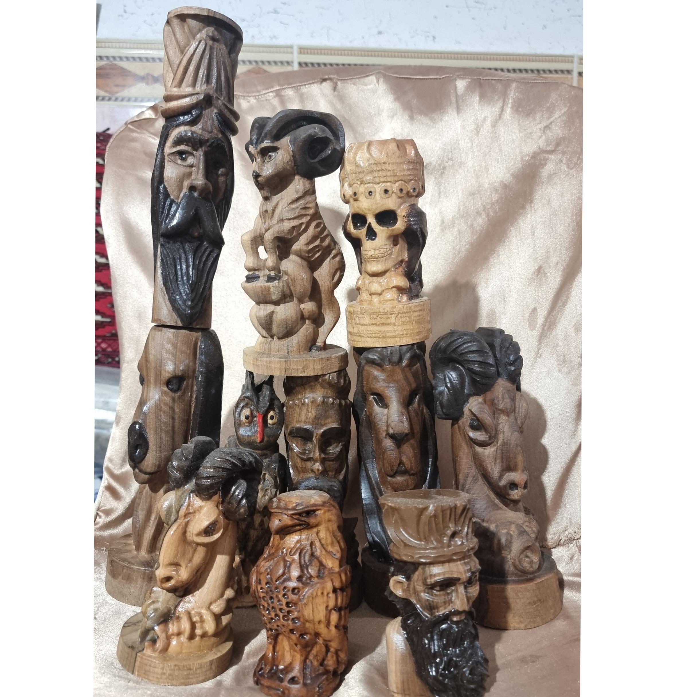 مجسمه های چوبی