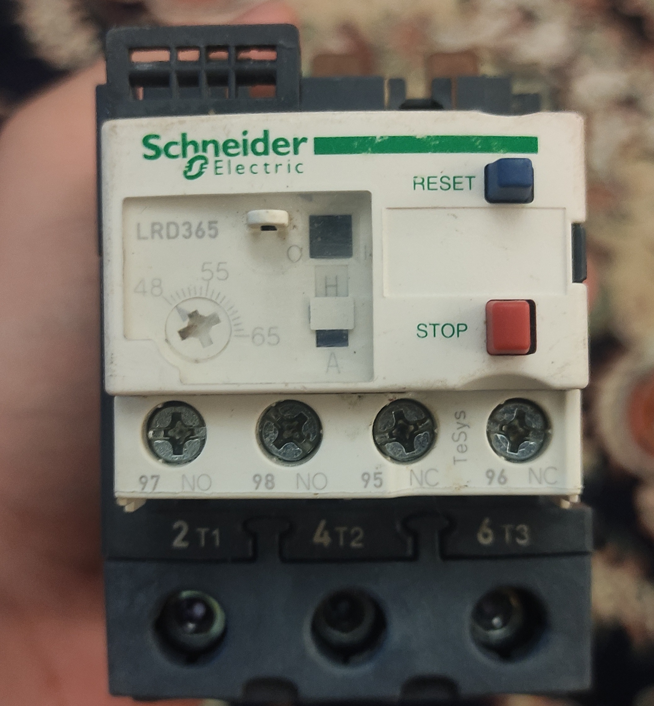 یک عدد بی متال اشنایدر نو