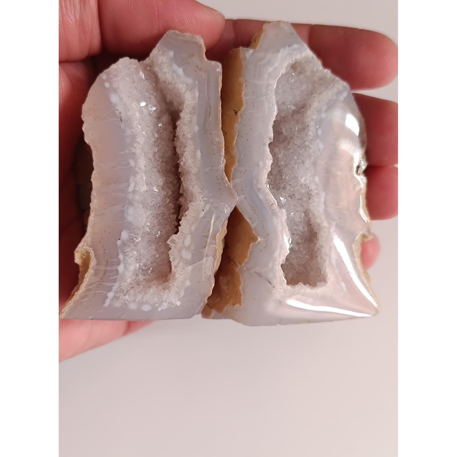 سنگ عقیق آبدار با بلورهای کوارتز