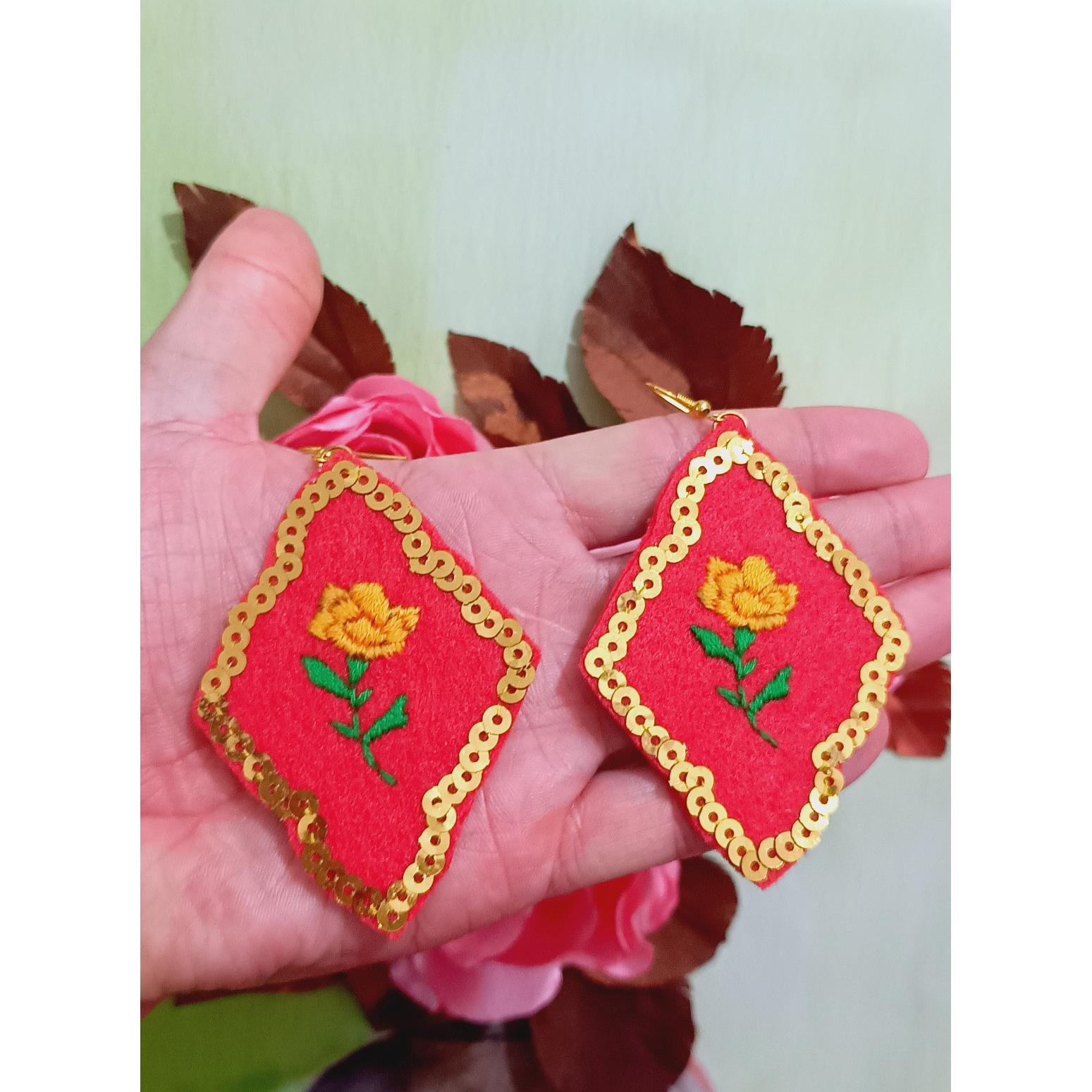 گوشواره نمدی پولکدار و گلدوزی شده