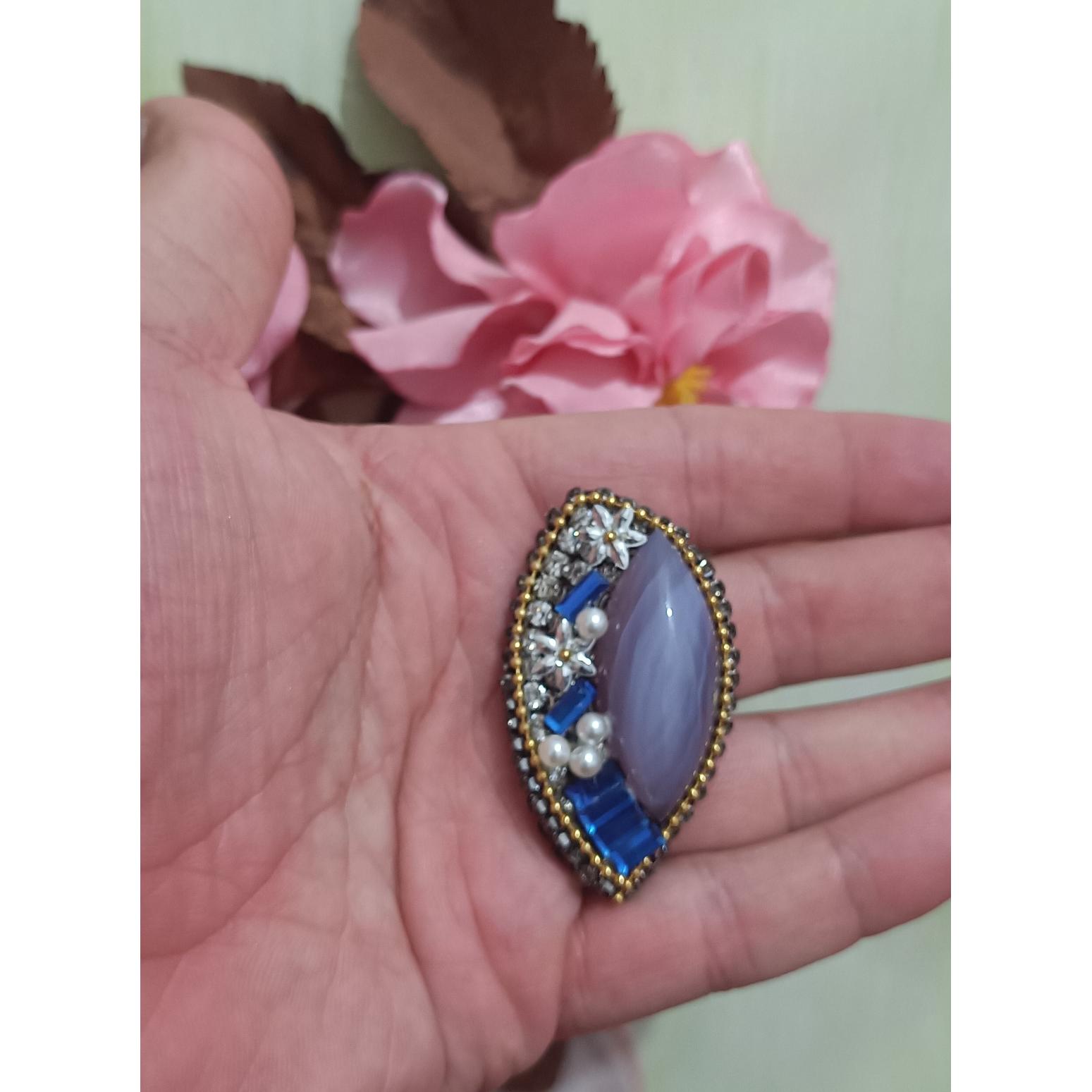 سنجاق سینه عقیق آبدار سلیمانی سوسنی