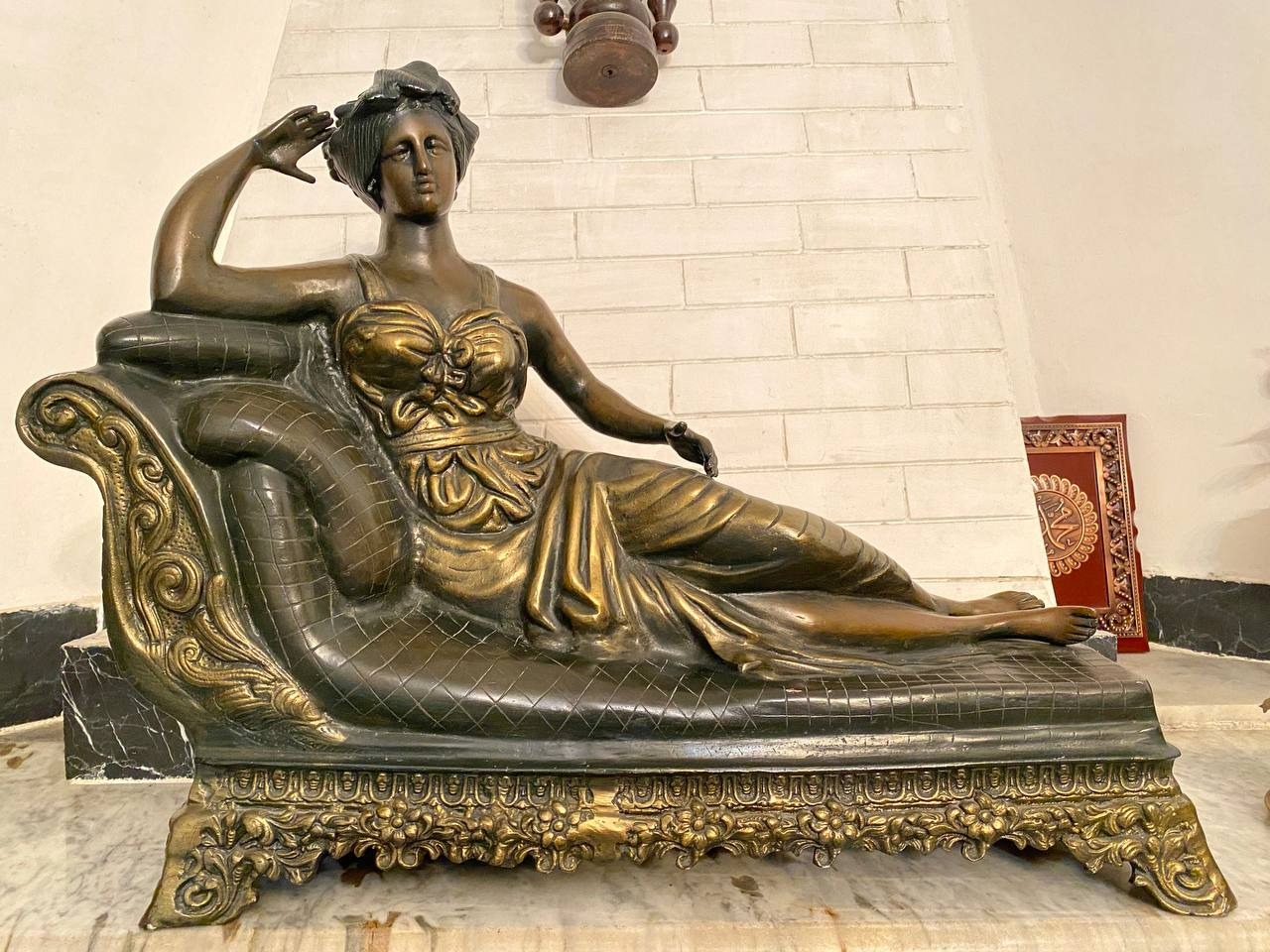 مجسمه زن برنزی
