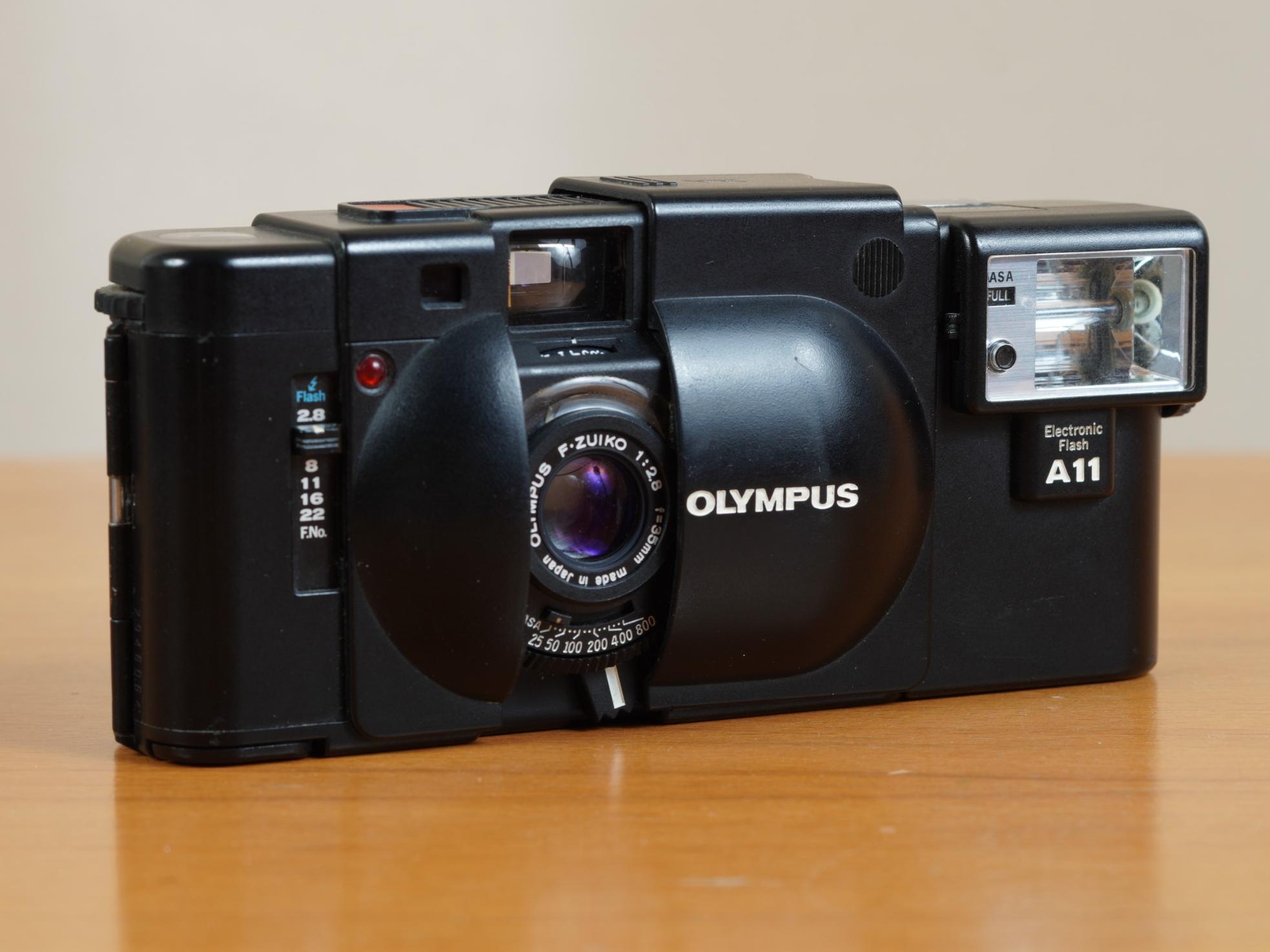 دوربین قدیمی کلکسیونی عکاسی Olympus XA