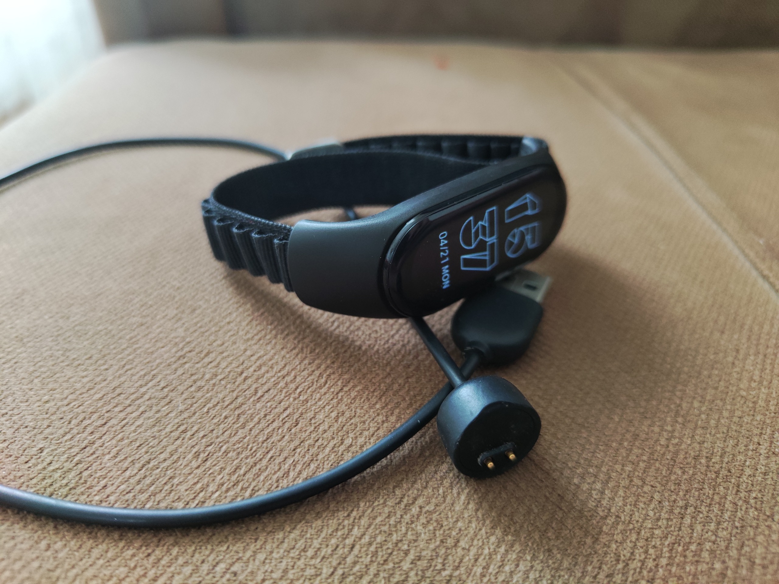 شیائومی می بند 7       mi band 7