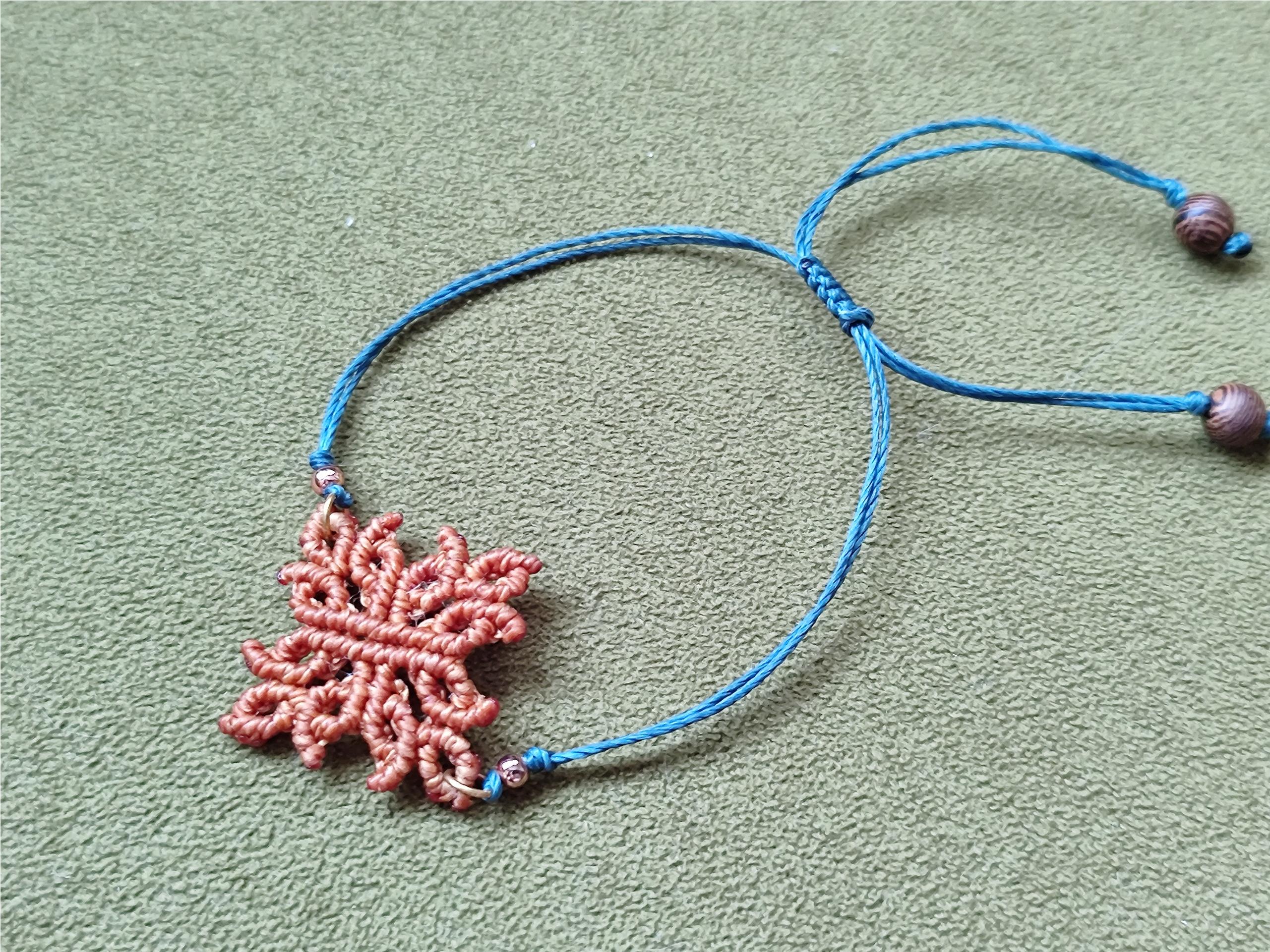 دستبند یا پابند مکرومه بافی