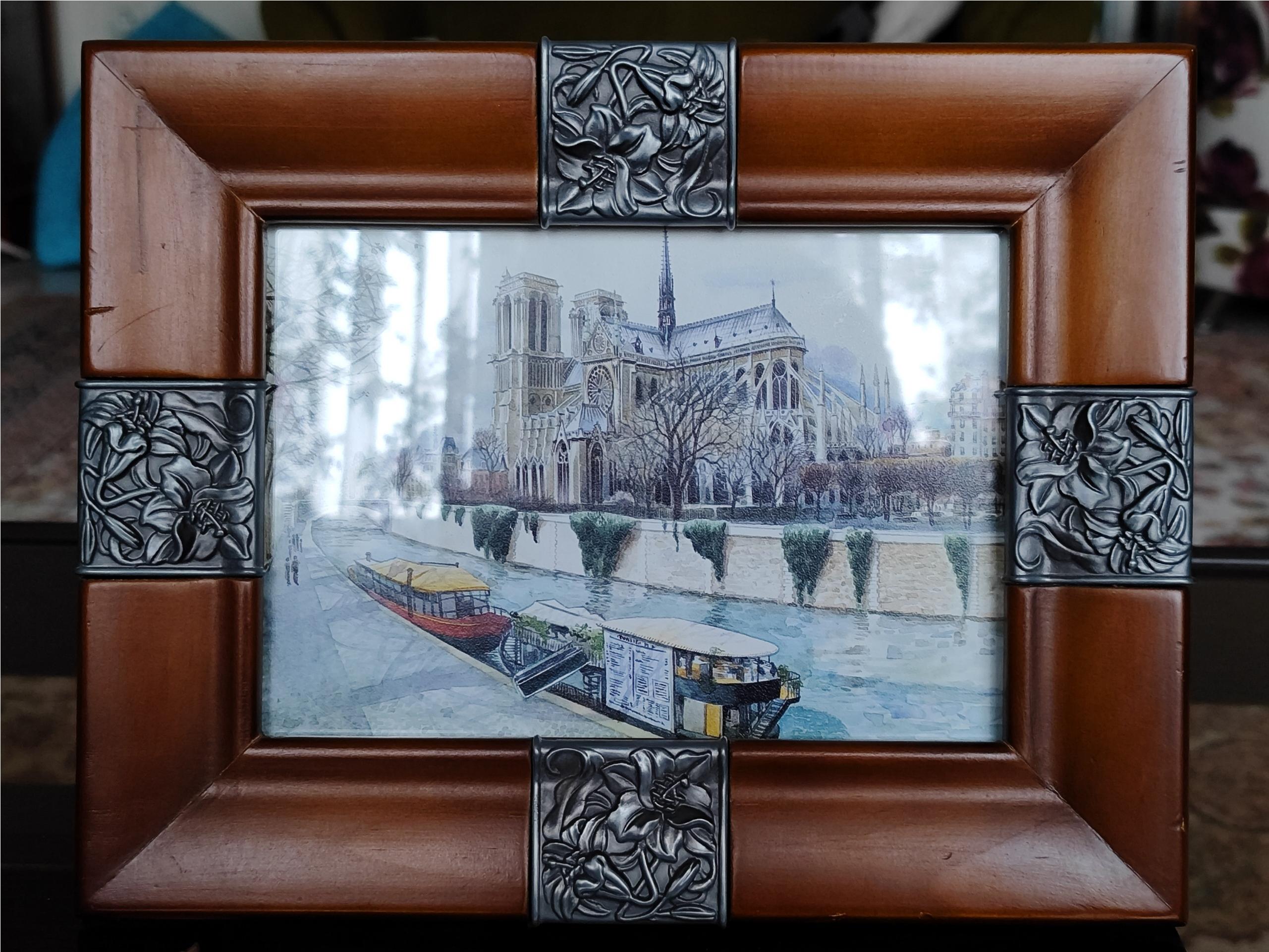 قاب عکس با تصویر کلیسای نوتردام