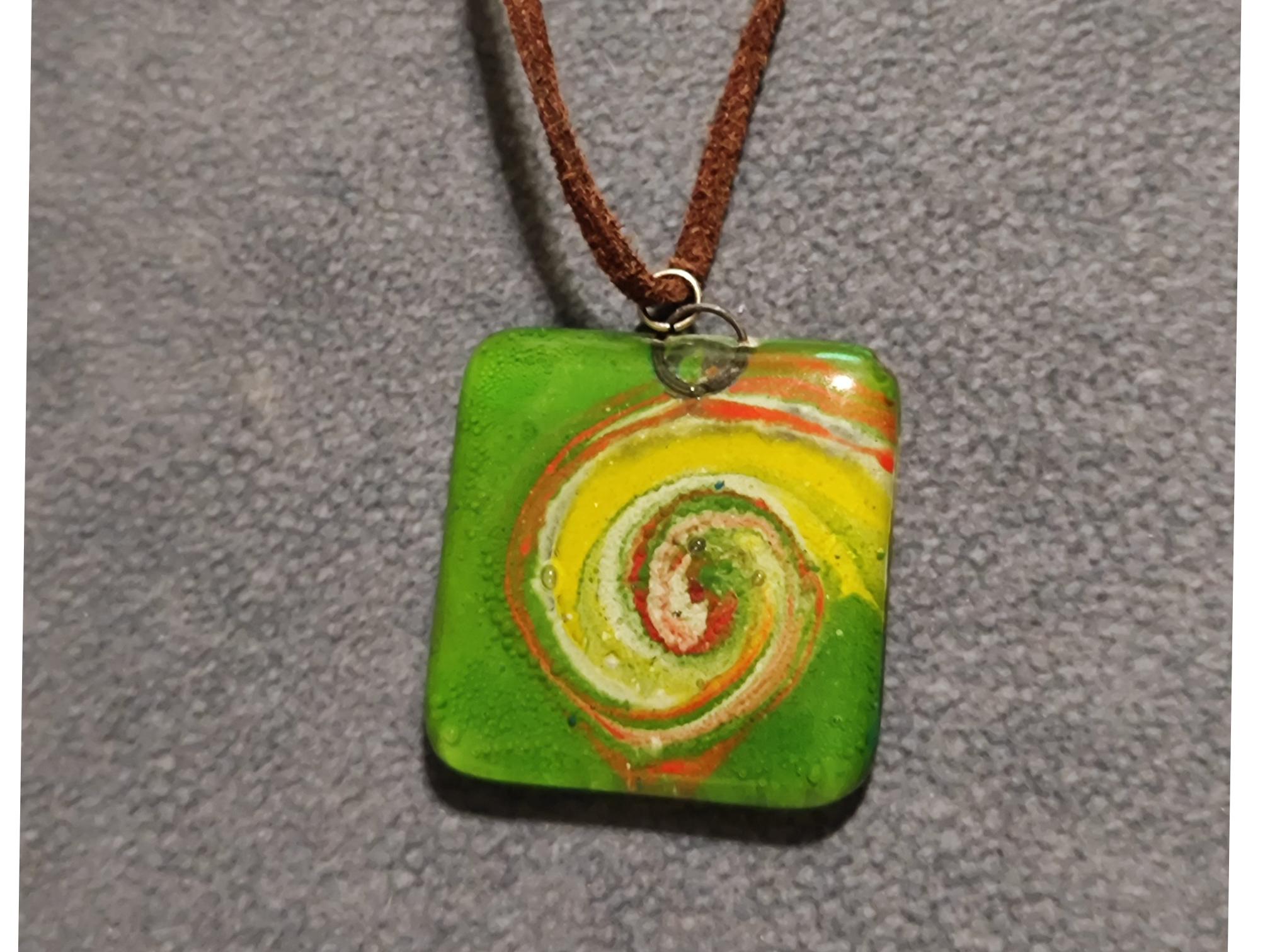 آویز گردنی شیشه ای