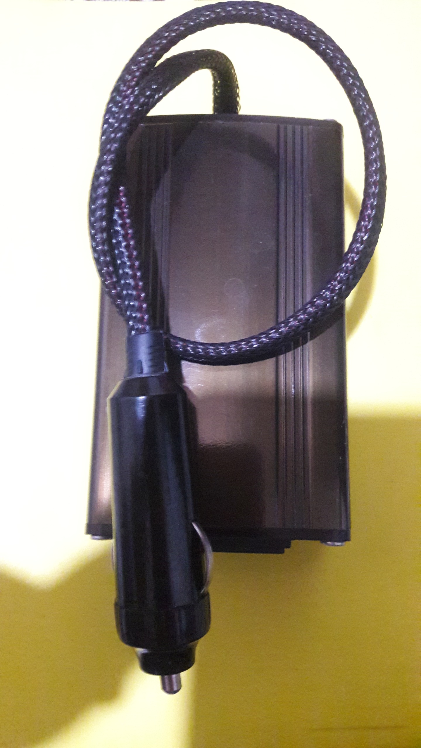 اینورتر فندکی 12 ولت به 220 ولت