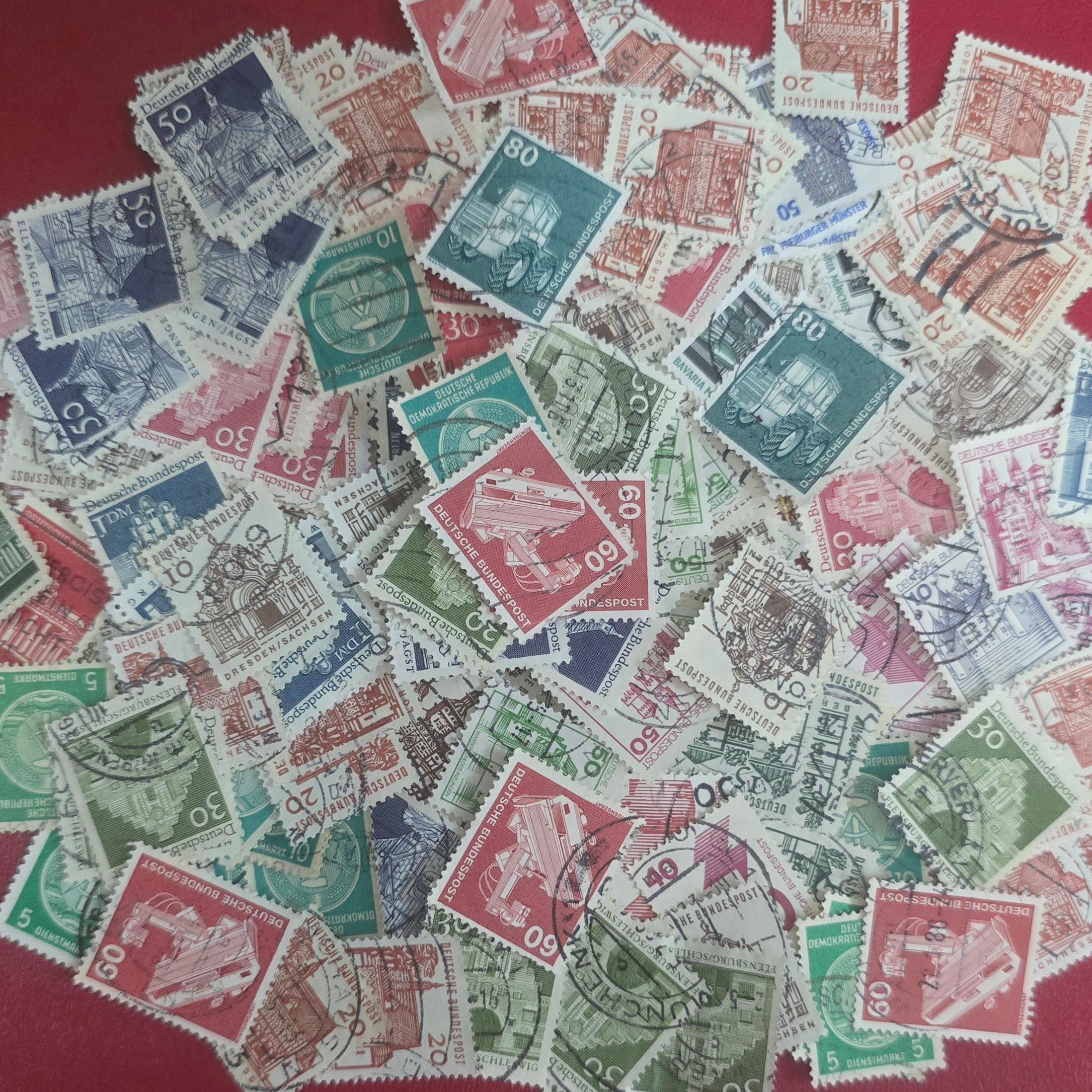 300 قطعه تمبر مهرخورده خارجی باارزش