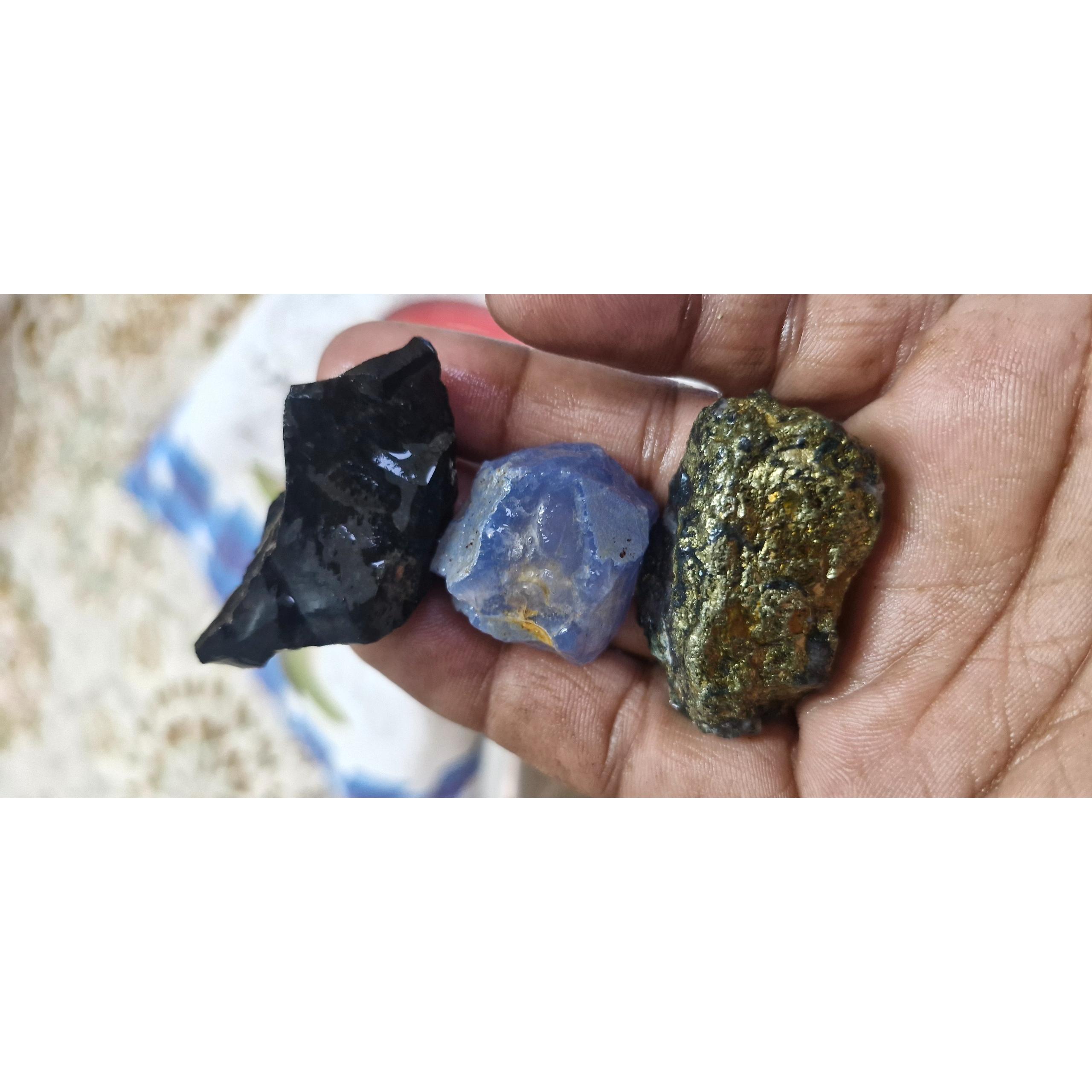 عقیق ابی سیاه و پریت طلایی