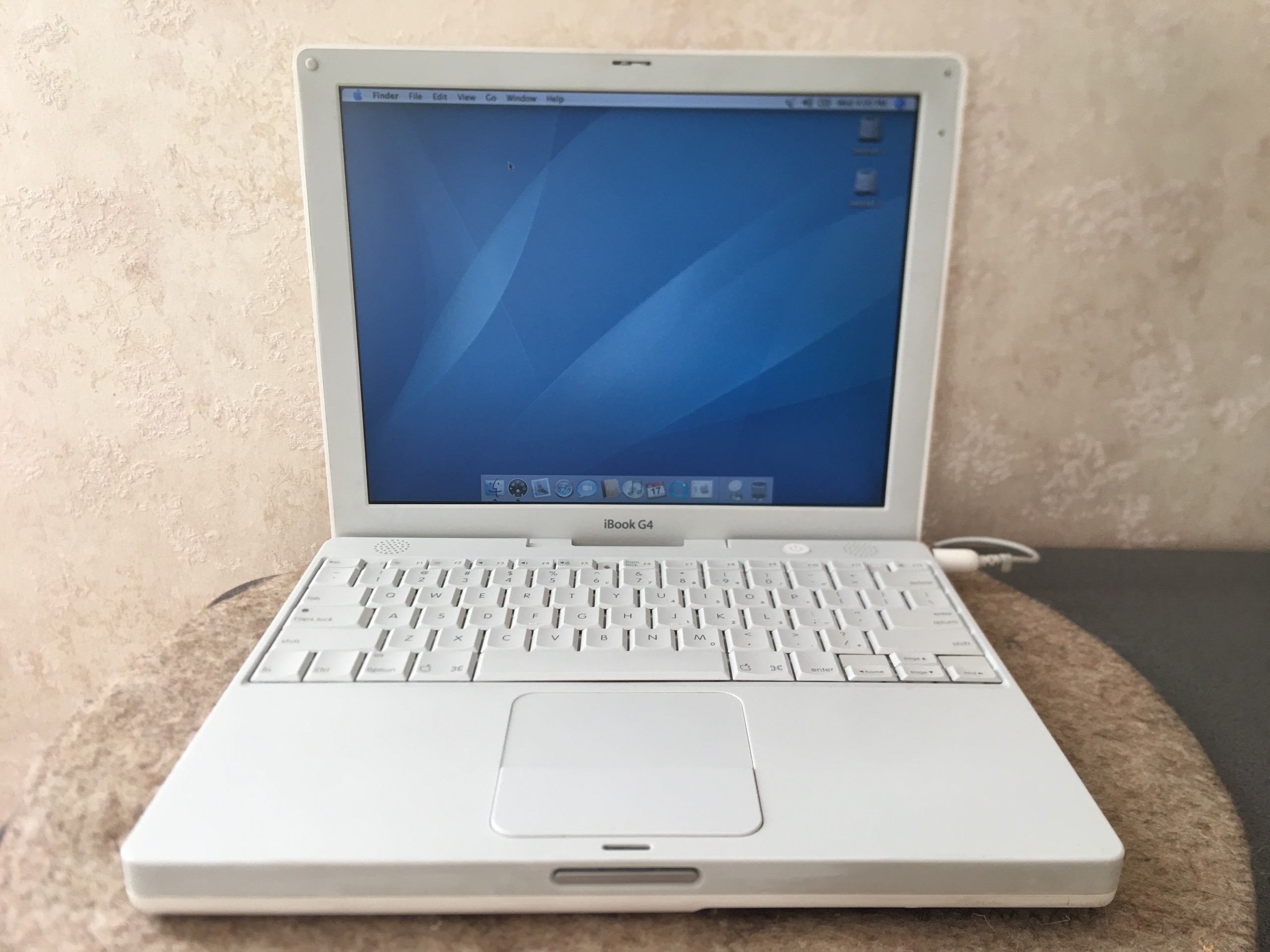 اپل 2003 iBook G4 تمیز و سالم