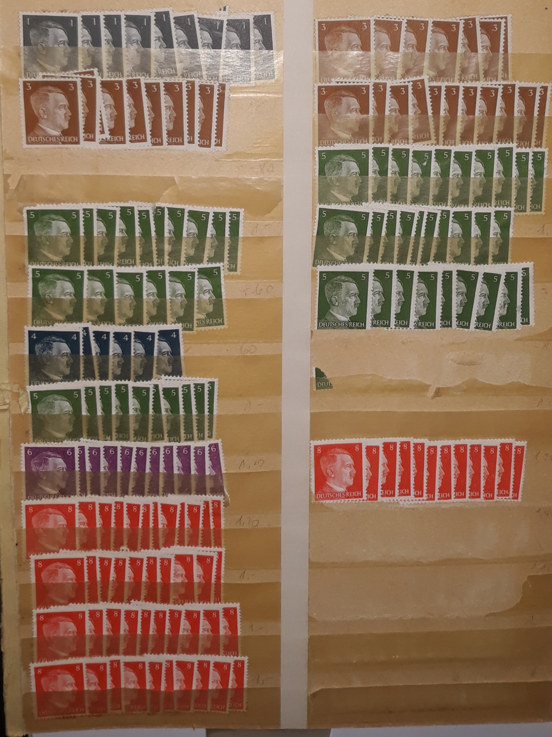 مجموعه تصویر هیتلر بهم و به زمینه چسبیده