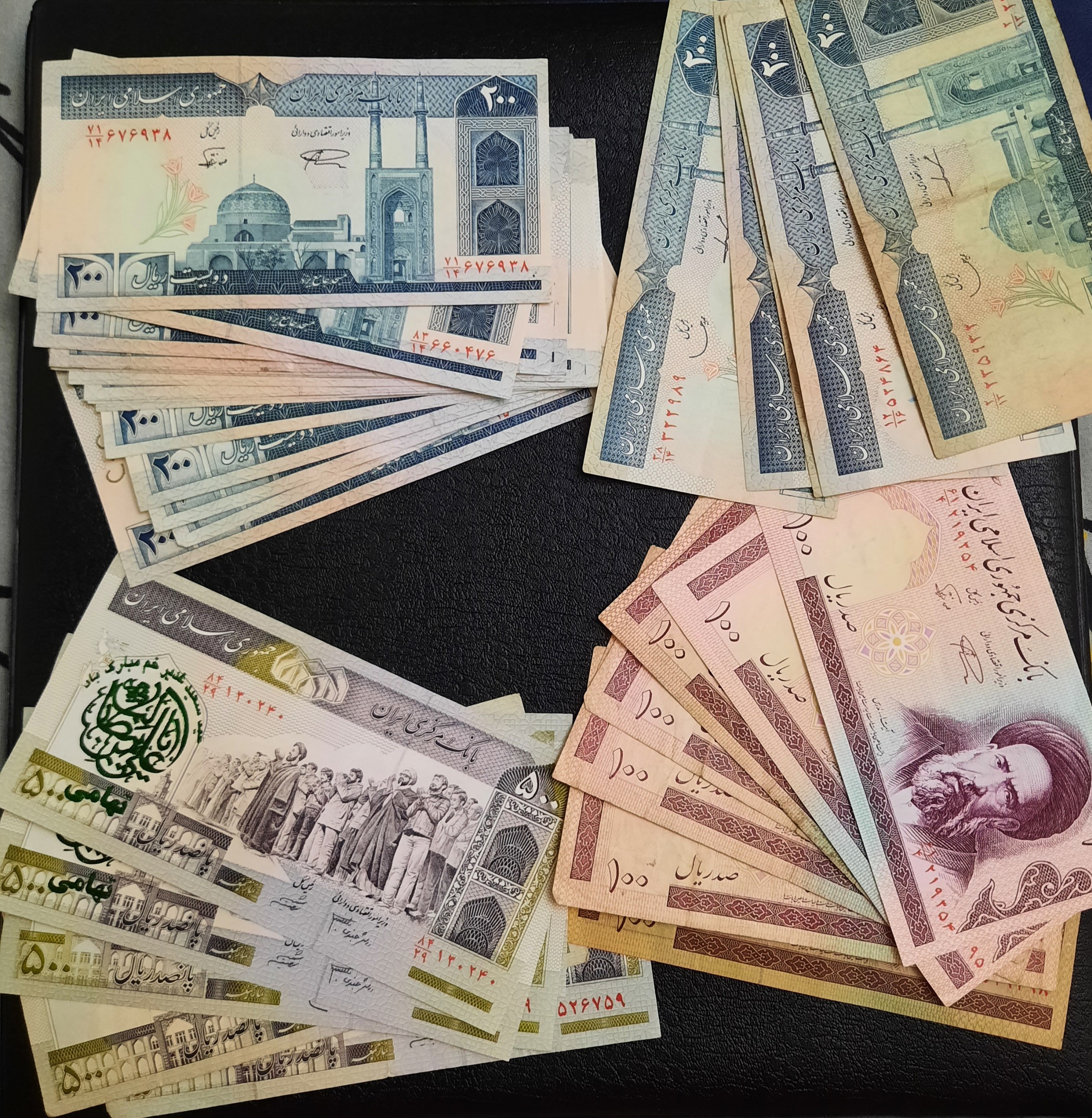 تعدادی اسکناس100 ریالی و 200 ریالی و 50 ریالی