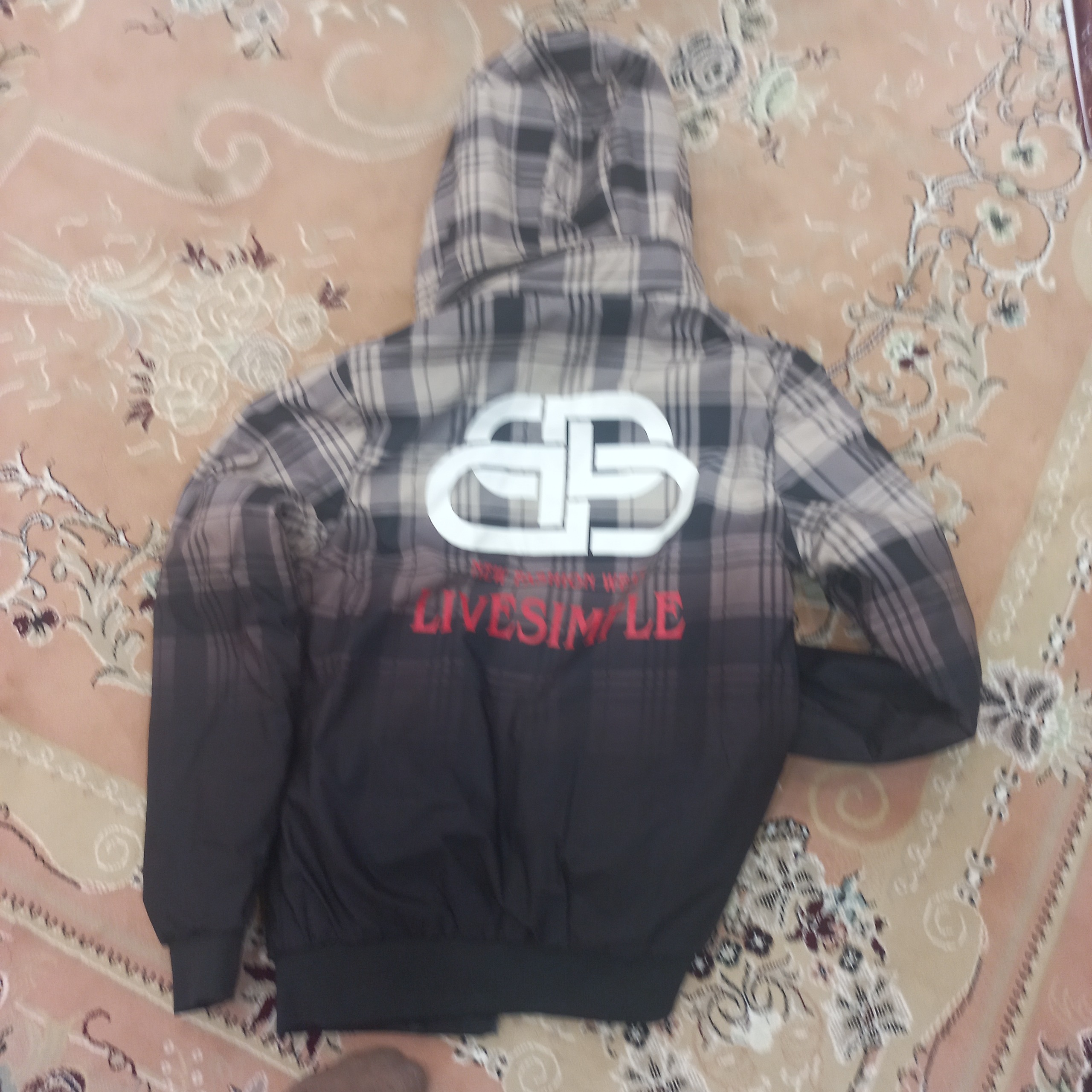 کاپشن پسرانه سایز L(دوطرف مشکی و چهارخونه)