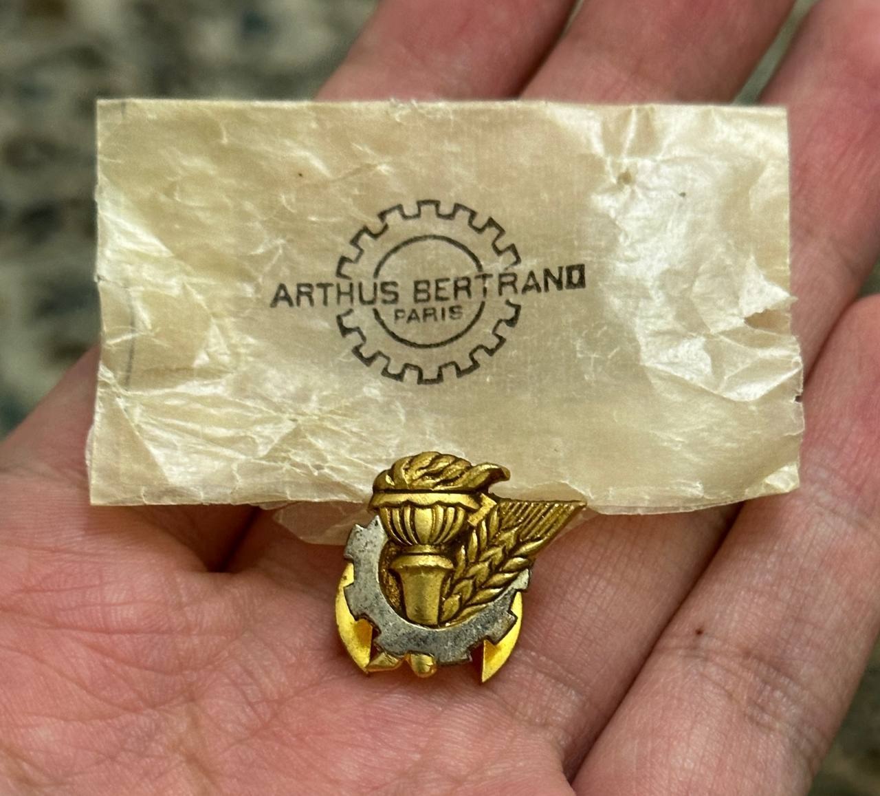 نشان حزب مردم با کاور فابریک