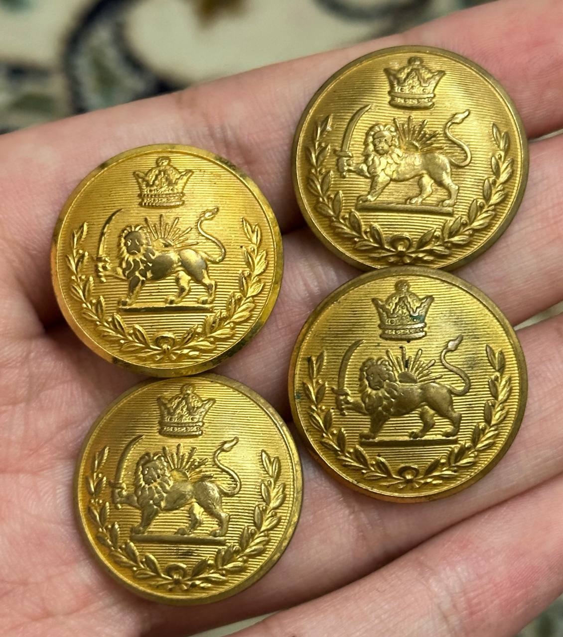 4 دکمه شیروخورشید