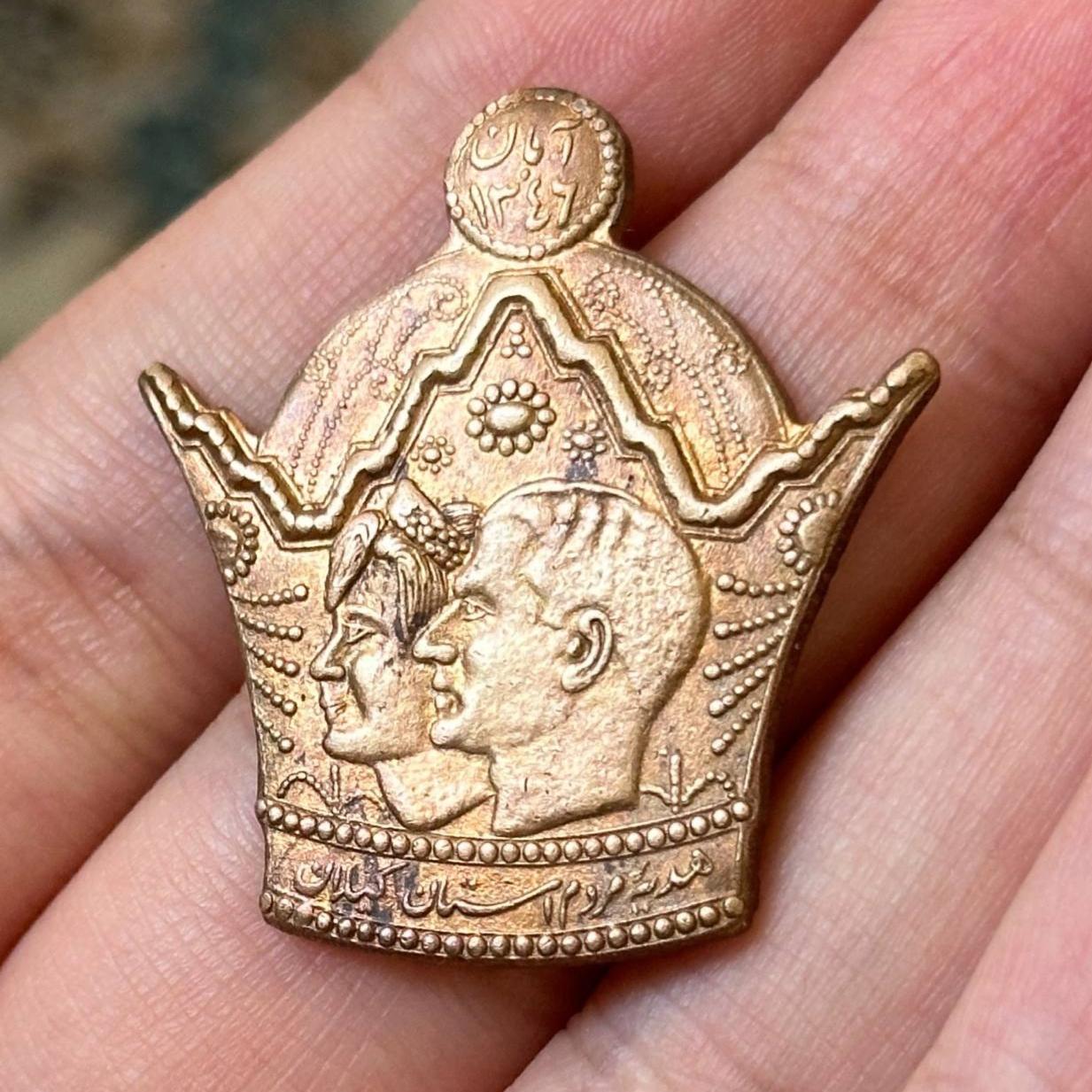 تاجگذاری، هدیه مردم گیلان