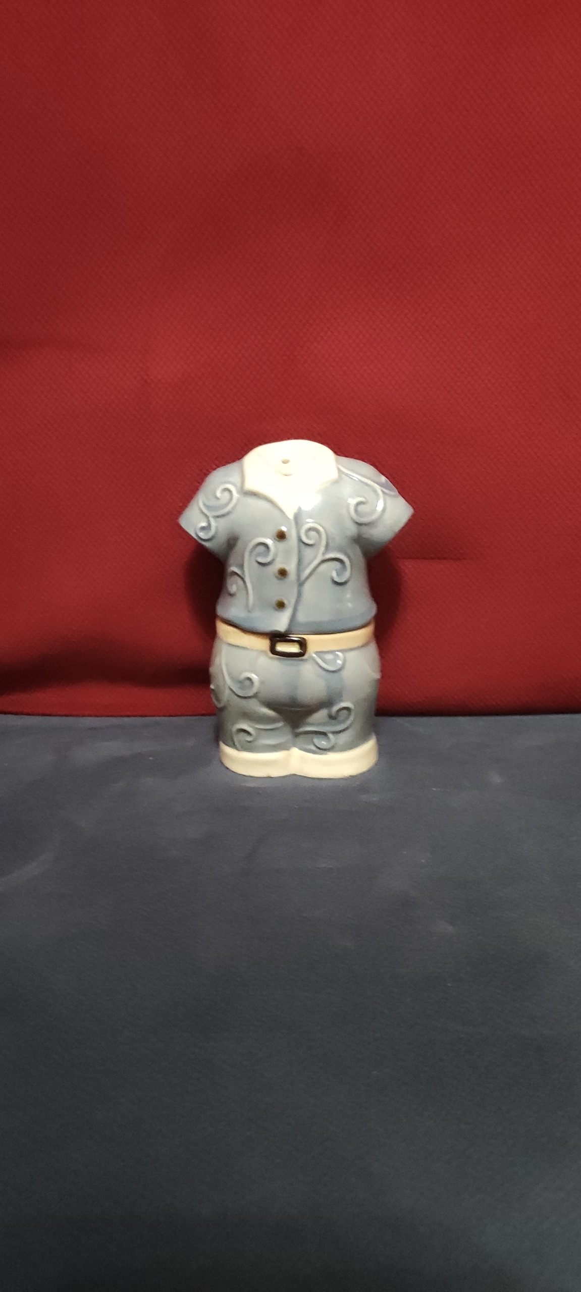 جفت نمکدان یا نمکپاش قدیمی و آنتیک طرح لباس