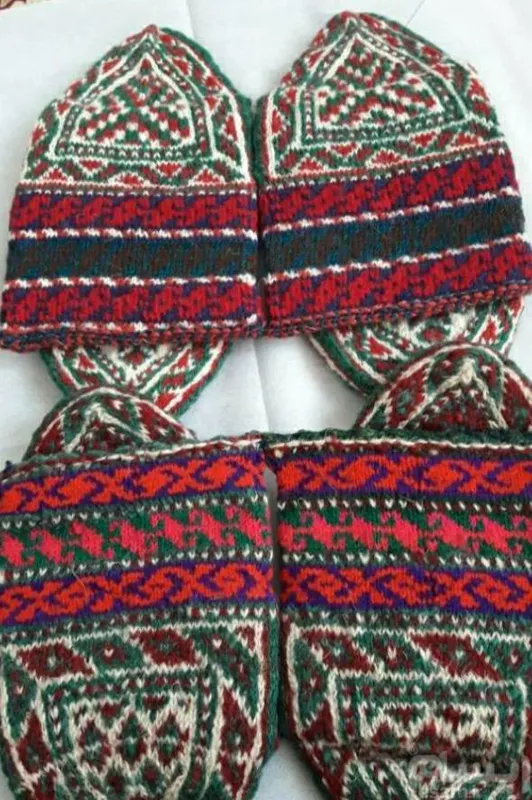 دو جفت جوراب دستباف بسیار قدیمی پرنقش