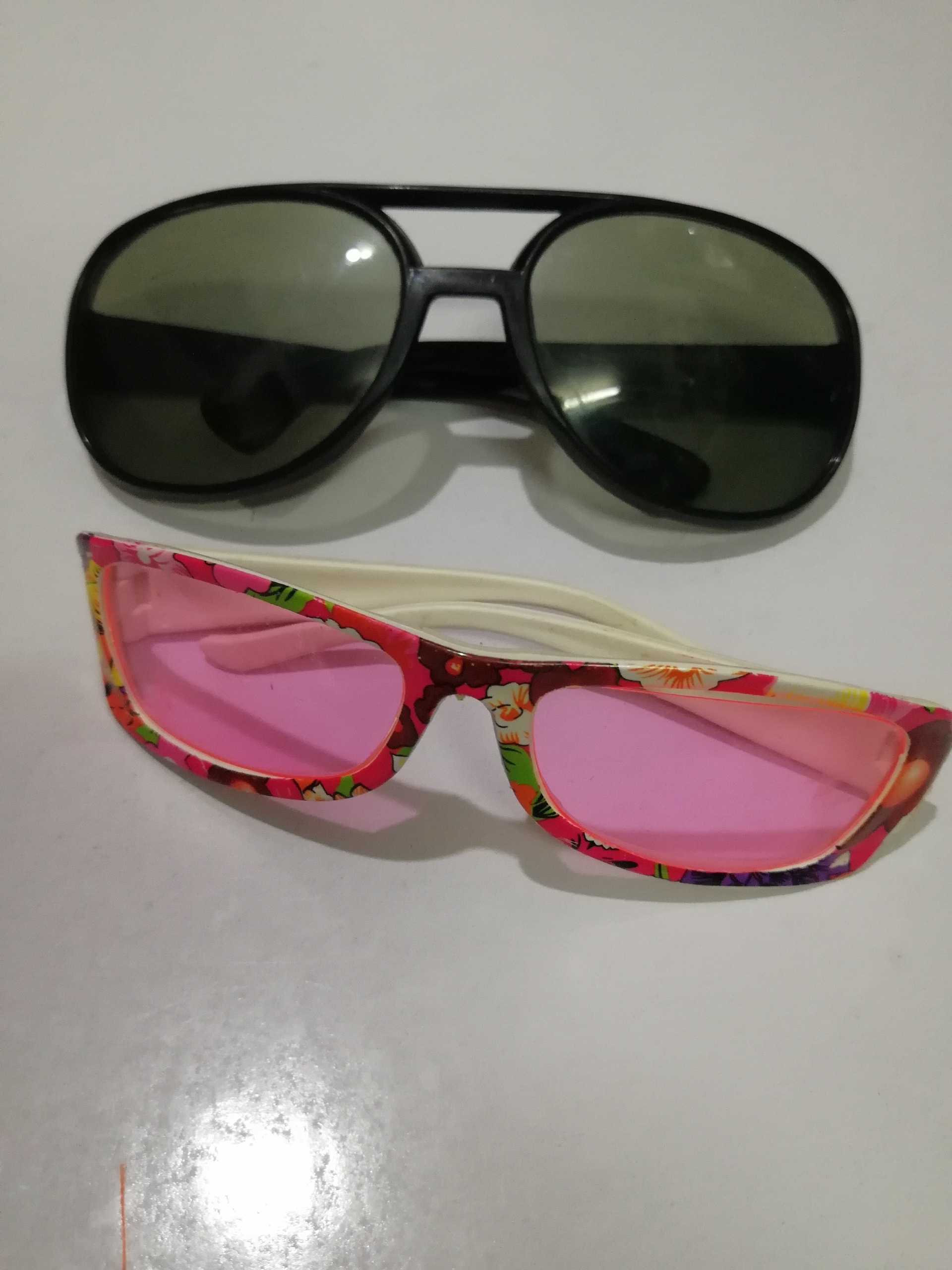 دوعدد عینک بچگانه و بزرگسال