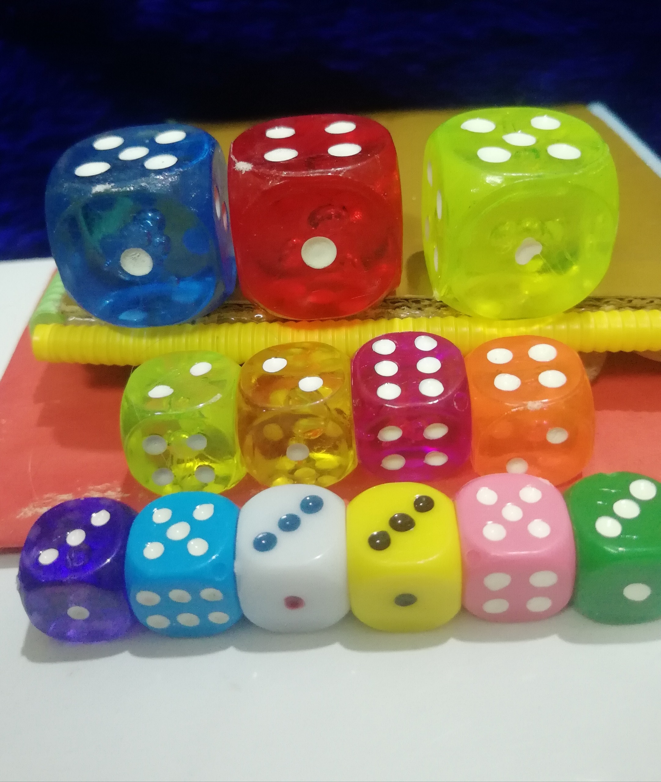  تاس رنگی در سه سایز مختلف (13 عدد)