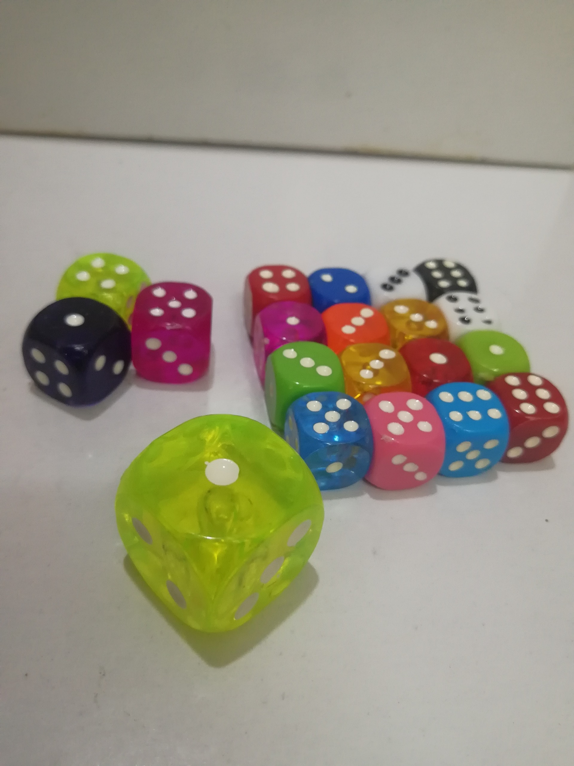 تاس رنگی در سه ابعاد مختلف (20عدد)