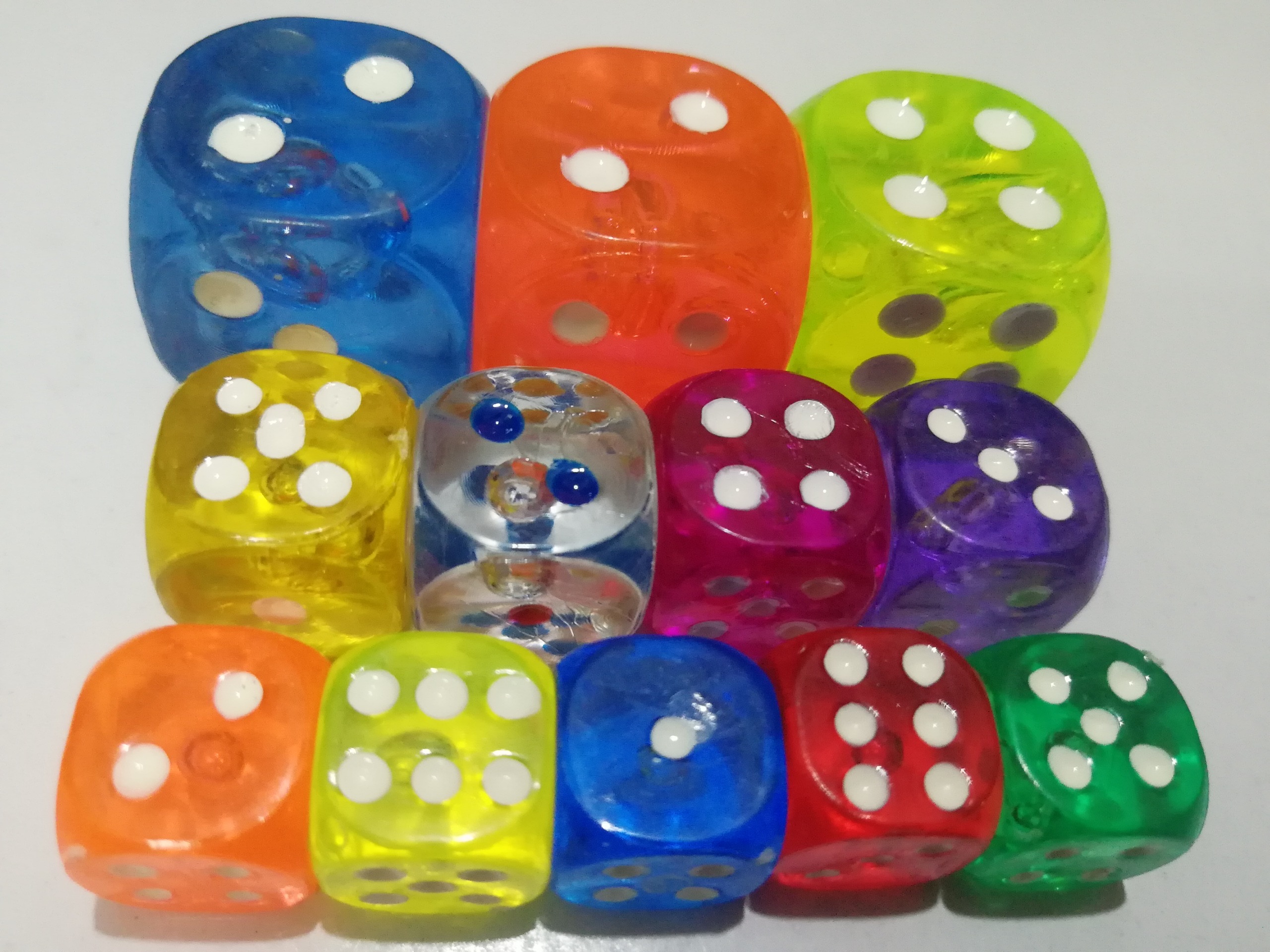 تاس رنگی در سه سایز(12عدد)