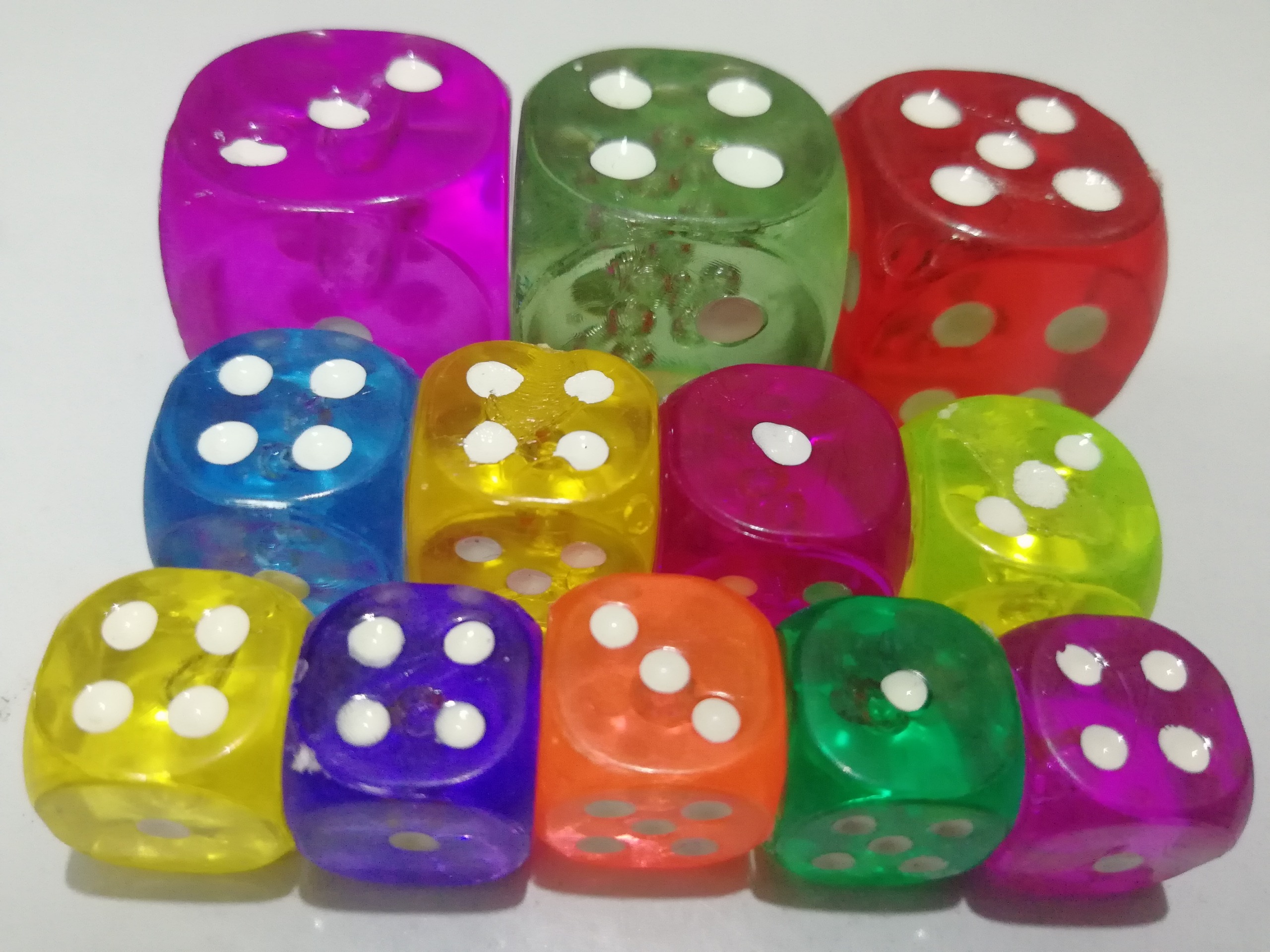 تاس رنگی در سه سایز (12عدد)