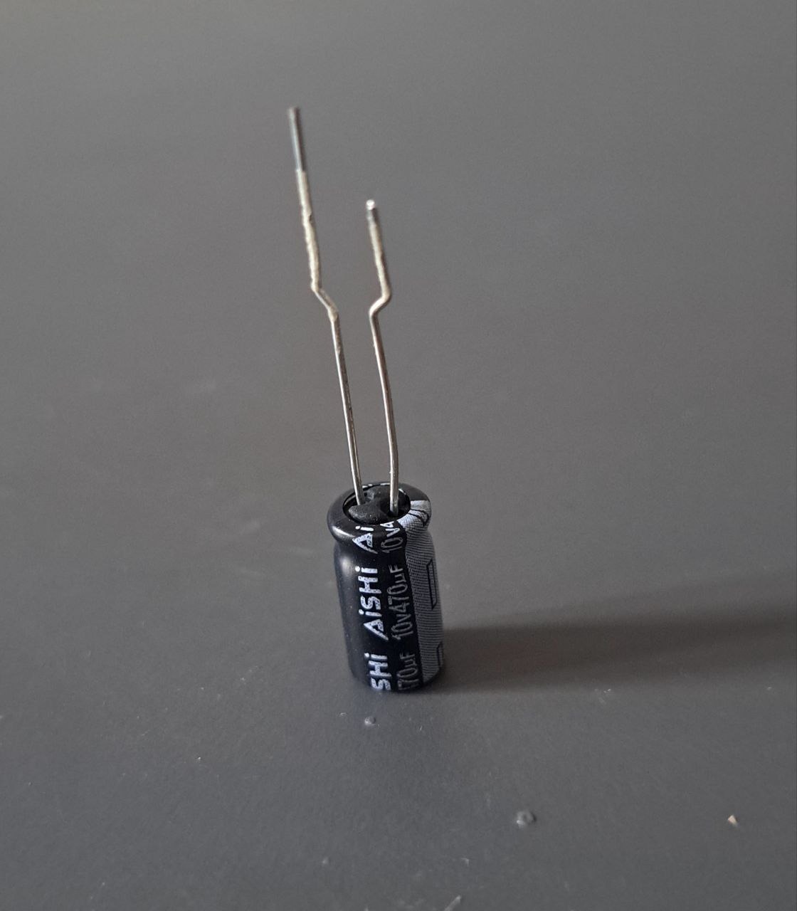  خازن 25_GBR471_M1XVT_A Aishi 470µf,10V (پک20تایی)
