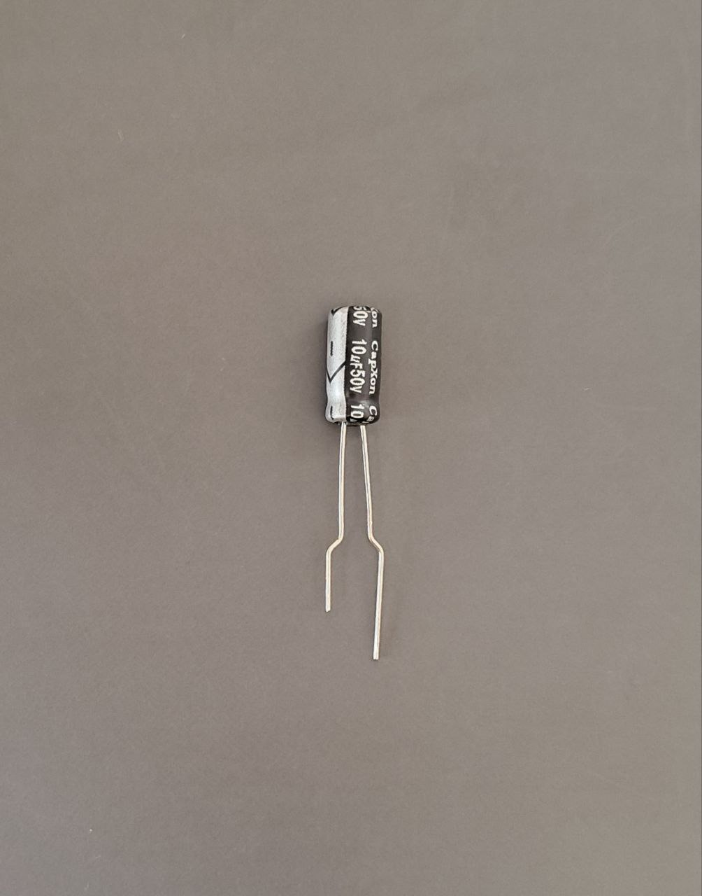خازن 25_GFR100_M1XVT_A 10µf,50V (پک20تایی)