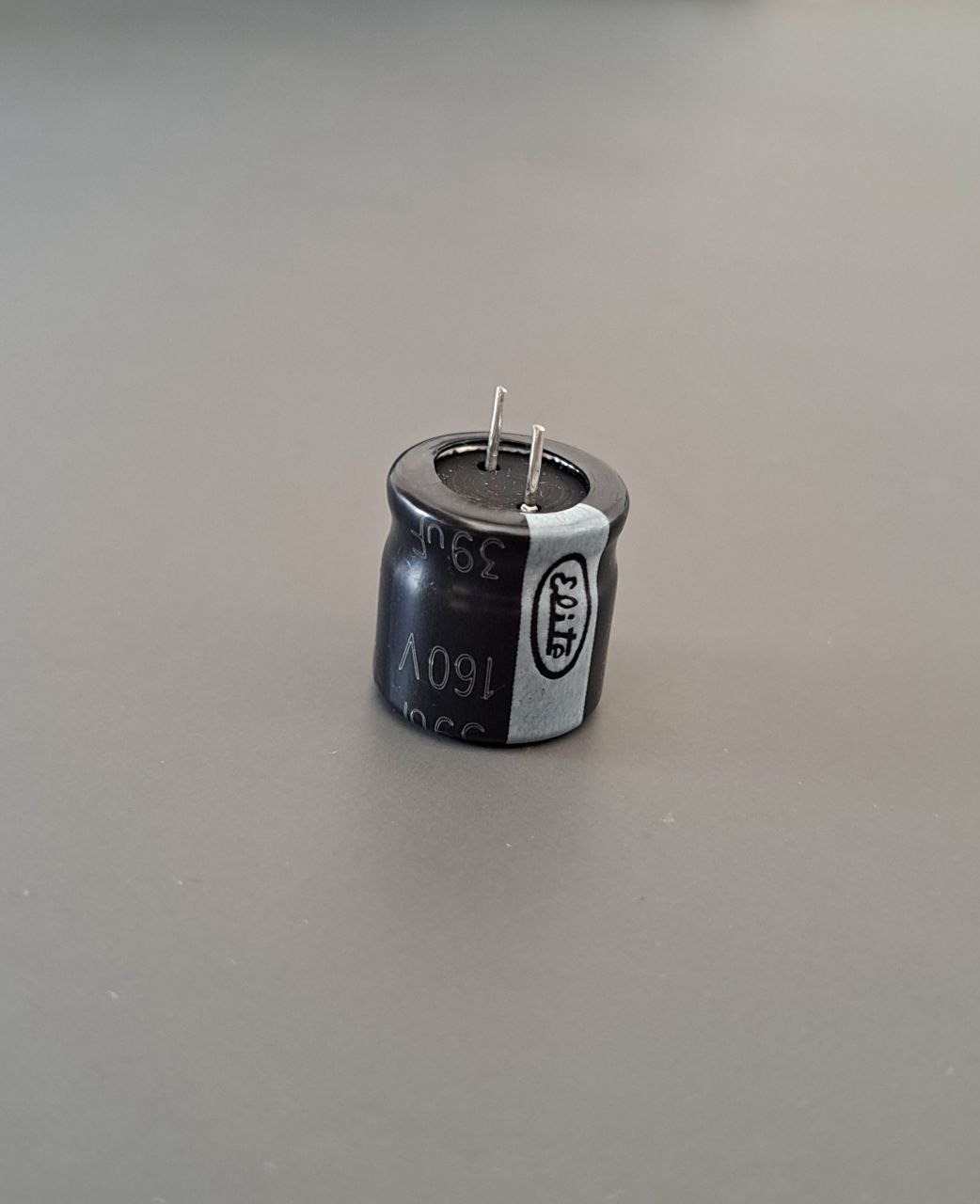 خازن 25_KJB390_M1X_C 39µF,160V(پک20تایی)